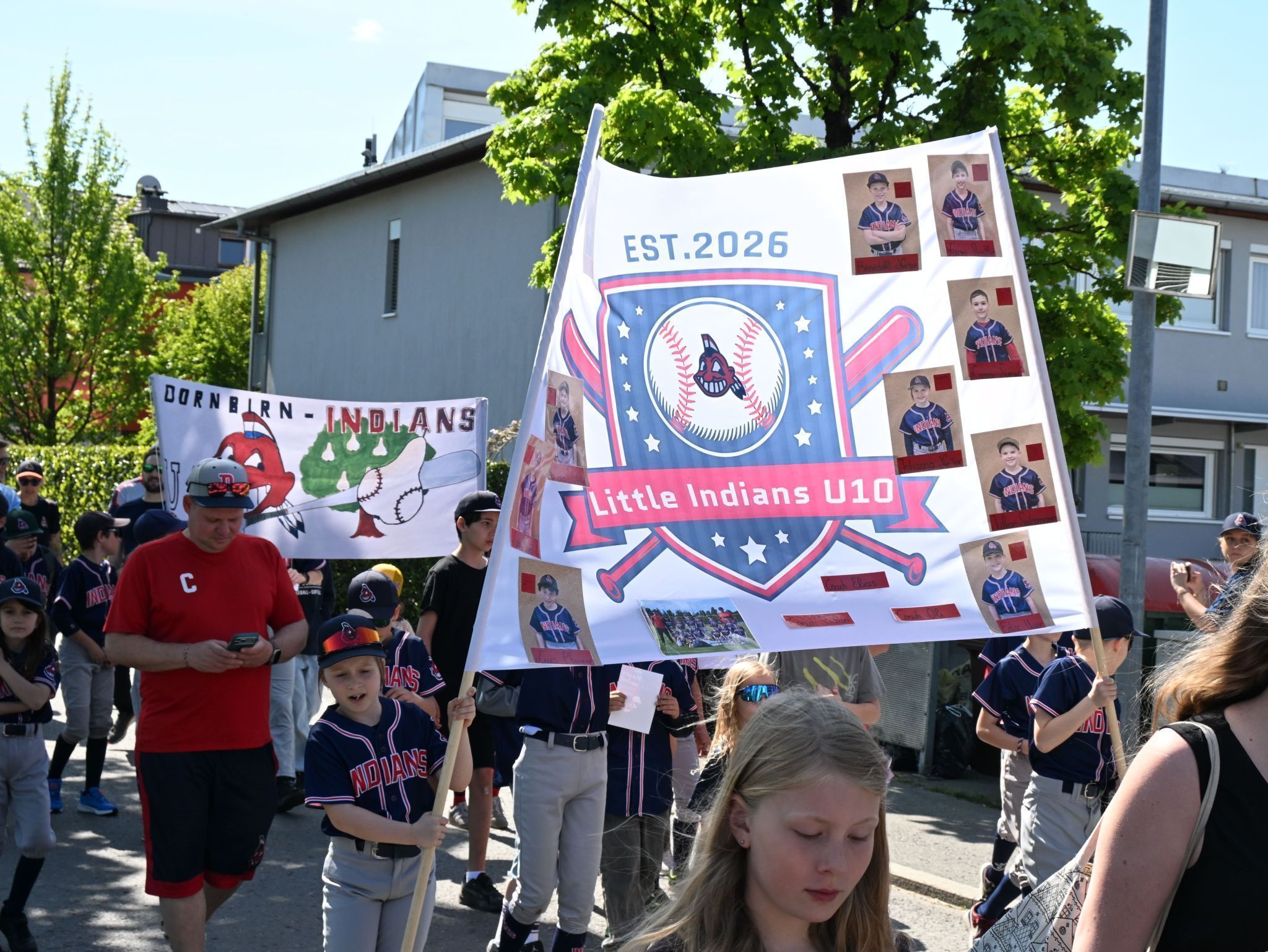 Die Nachwuchsmannschaften präsentierten stolz ihre Vereinsfarben.