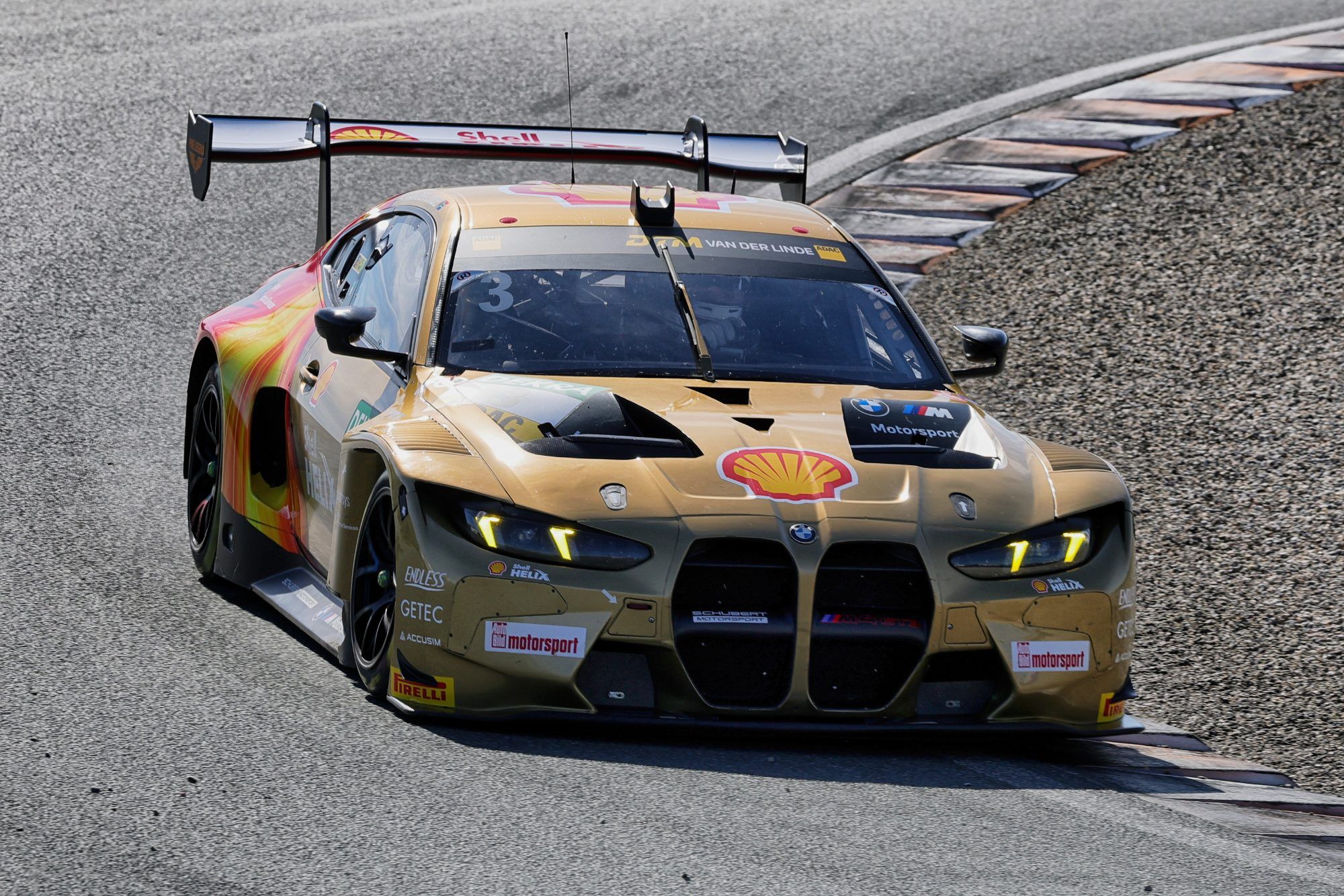 Kelvin van der Linde mit dem Siegreichen BMW M4 GT3 Evo