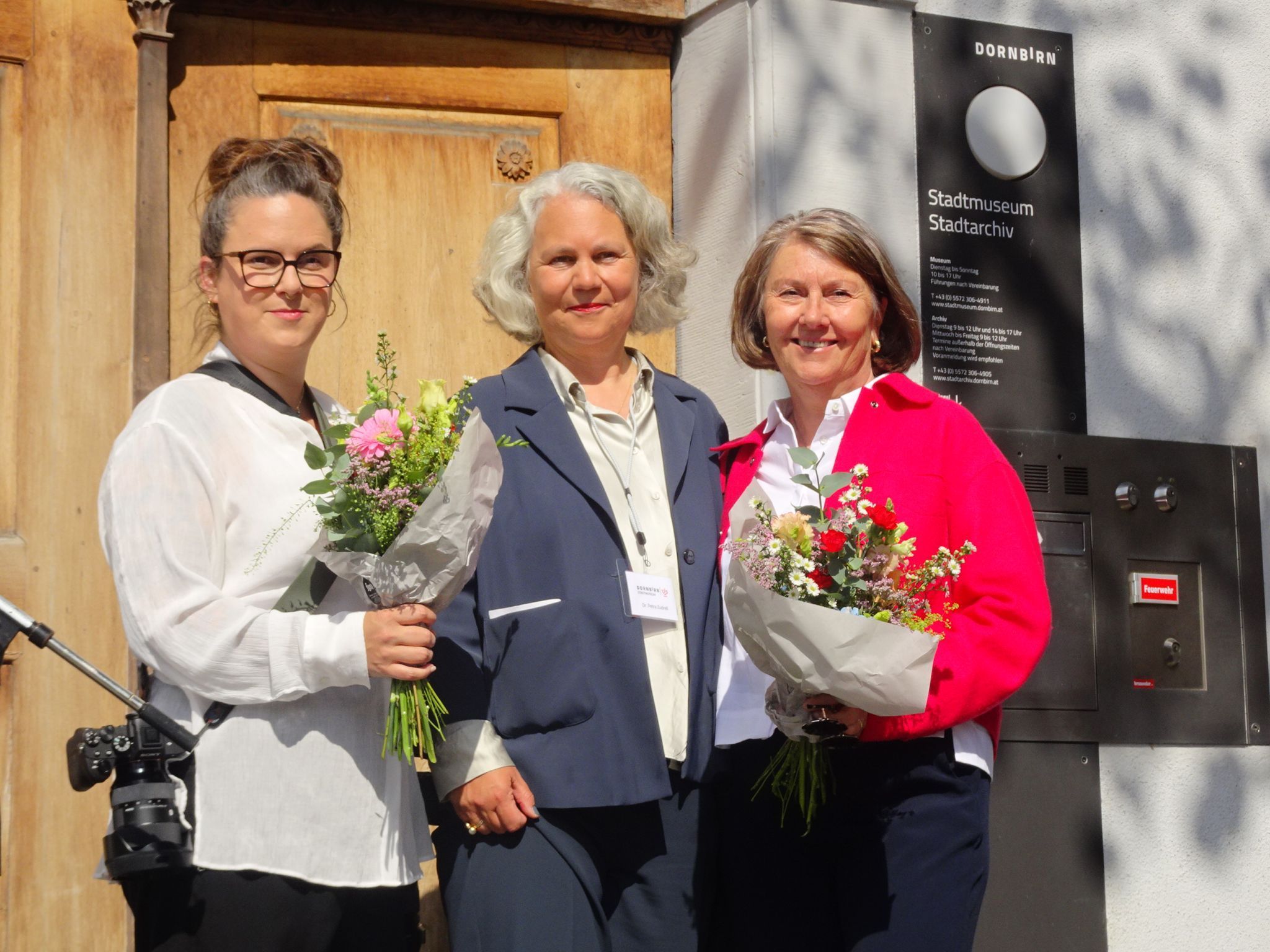 Blumen und Dank gab es von der Museumsleiterin Petra Zudrell an Fotografin Sarah Mistura und Journalistin Theresia Bilgeri für die gelungene Umsetzung.