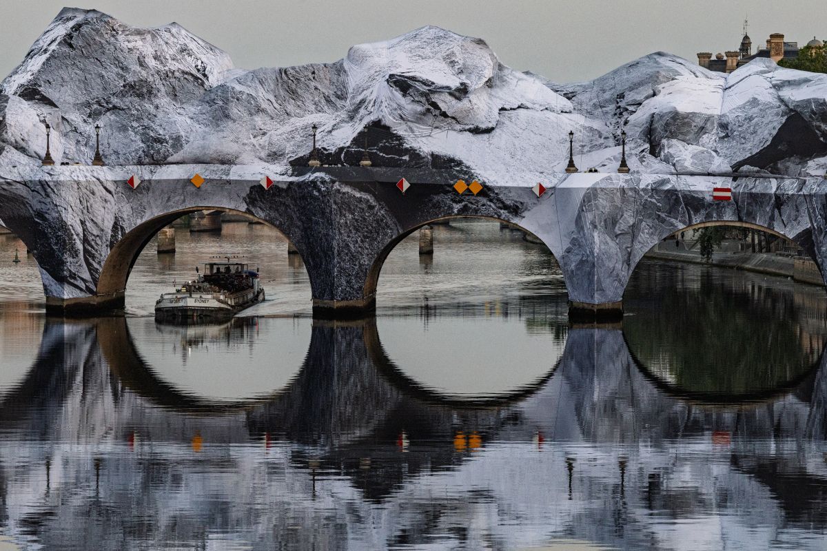 Künstler verwandelt berühmte Brücke in Paris in Höhle