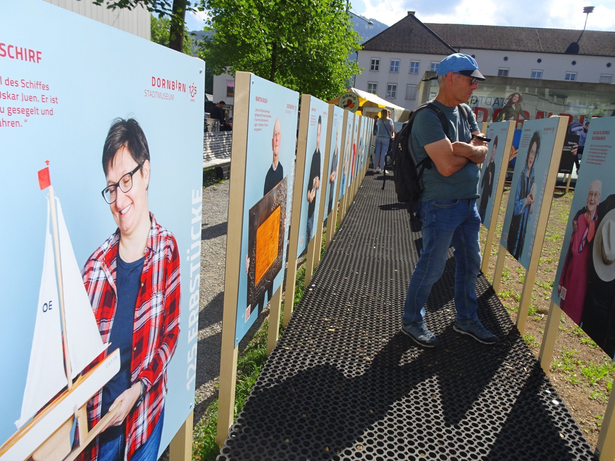 Die Besucherinnen und Besucher nahmen sich viel Zeit, um die Porträts zu bewundern und auch die Geschichten dahinter zu hören.