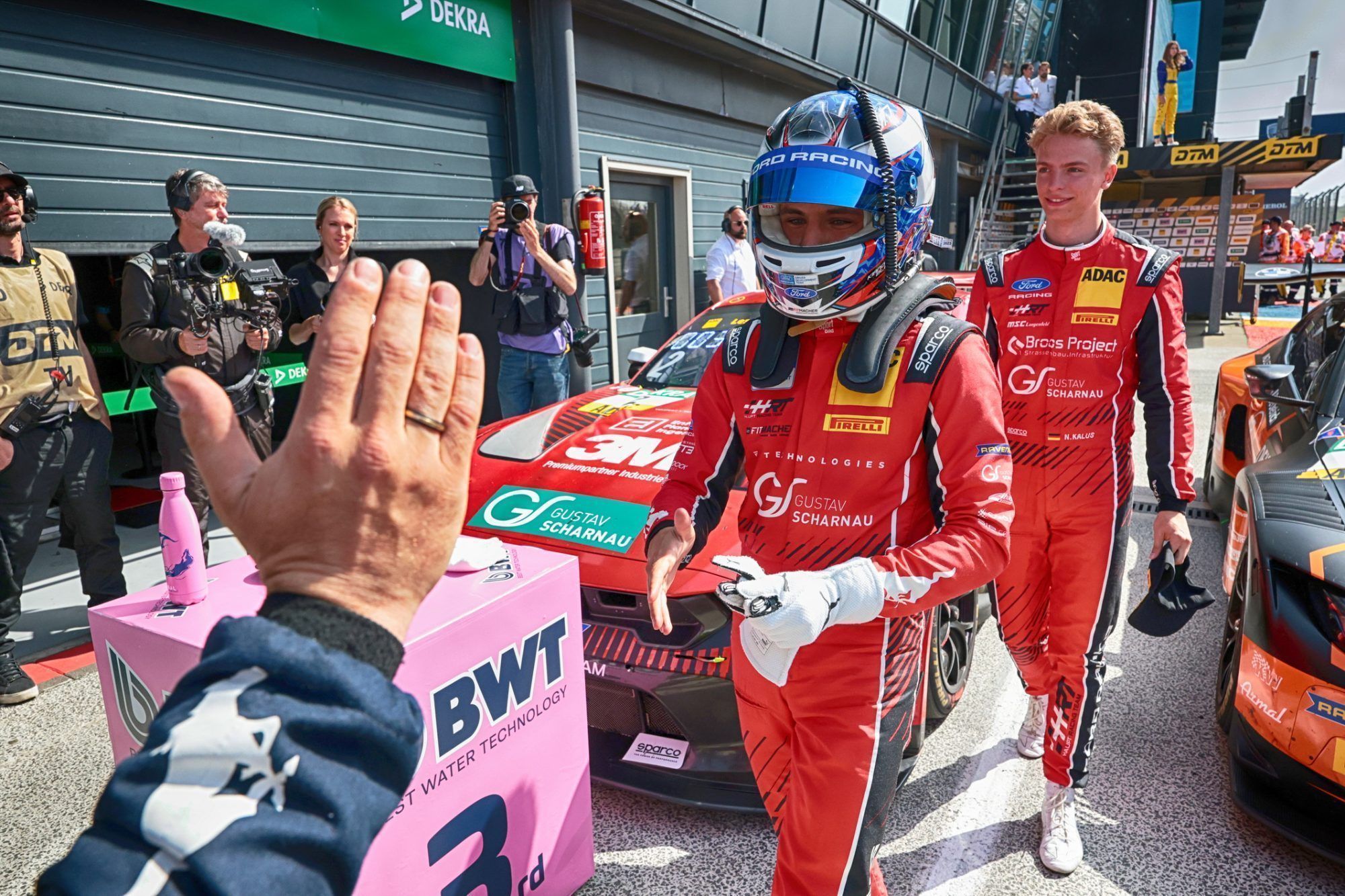 Breites Grinsen unter dem Helm