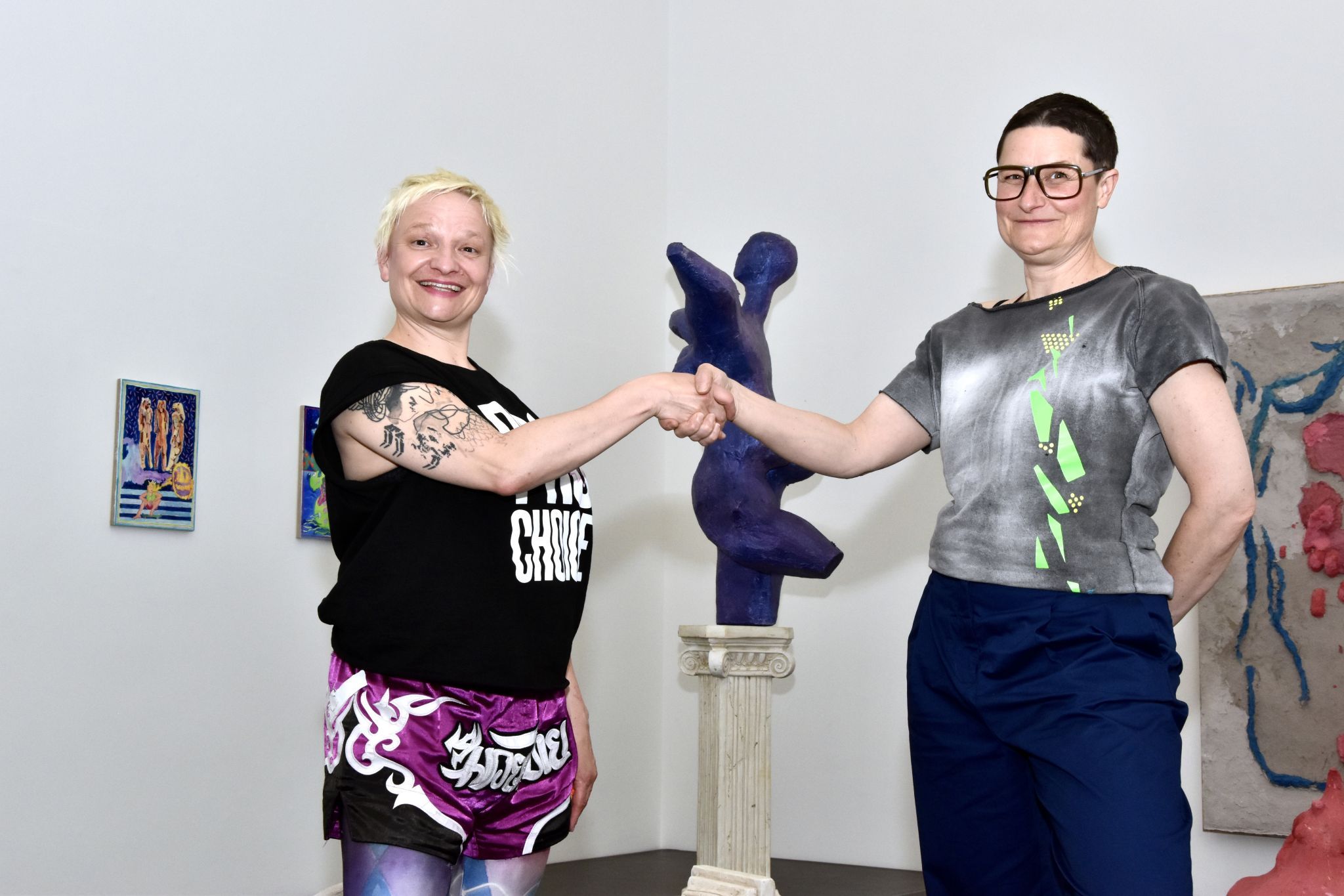 Die Multimediakünstlerin Kristina Schmidt aus Deutschland und Ausstellungskuratorin Christine Lederer im Kunstraum Remise in Bludenz, anlässlich der Ausstellung 