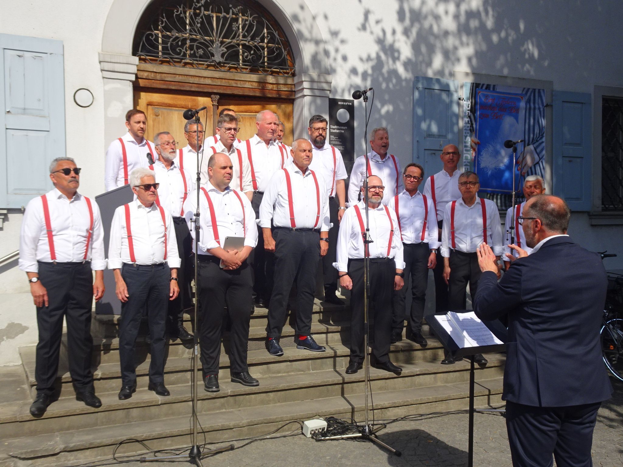 Der Chor Mann oh Mann stimmt musikalisch auf den Eröffnungstag ein.