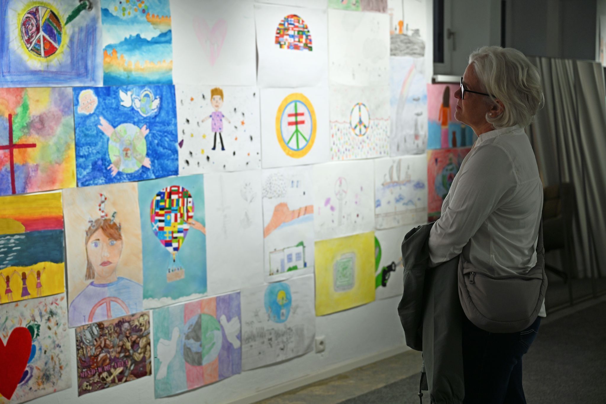Die Ausstellung lädt Besucher zum Innehalten und Nachdenken ein.