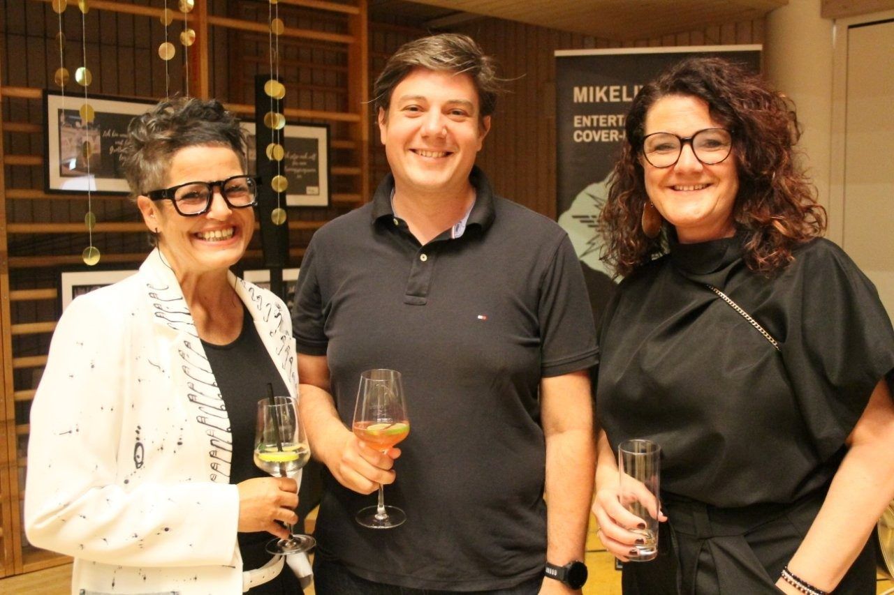 Nicole Beck, Simon Morscher und Heike Zarfl stoßen auf den Jubilar an.