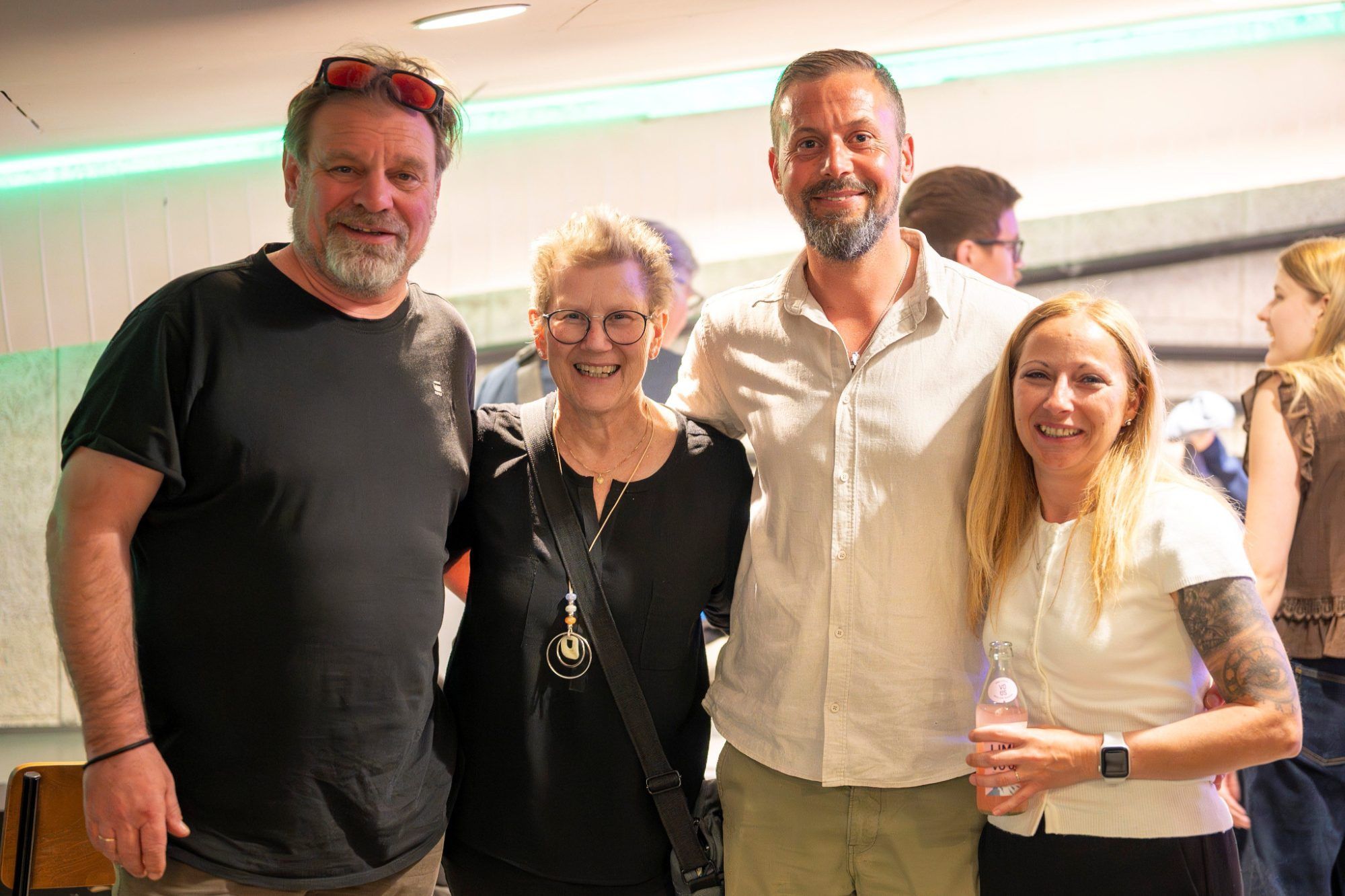 (Bilder: zweiweltenfoto) Die Organisatoren Valentin Sottopietra und Patrick Nußbaumer freuten sich über ein gelungenes Benefiz-Festival bei dem sie viele Gäste im TiK willkommen hießen. 