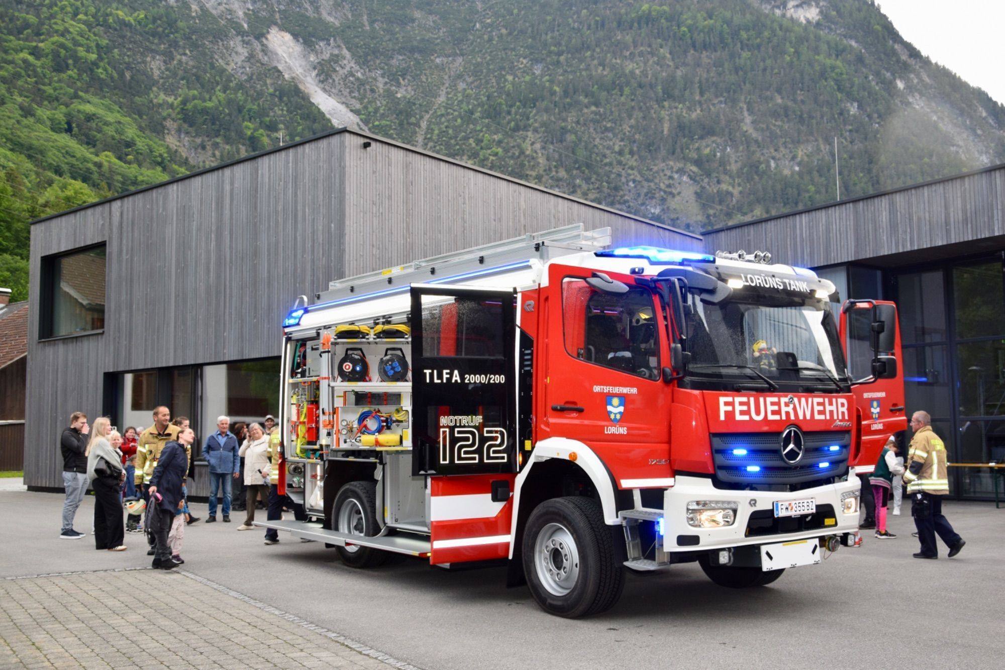 Das neue Fahrzeug wurde beim Gerätehaus Lorüns mit großer Freude erwartet.