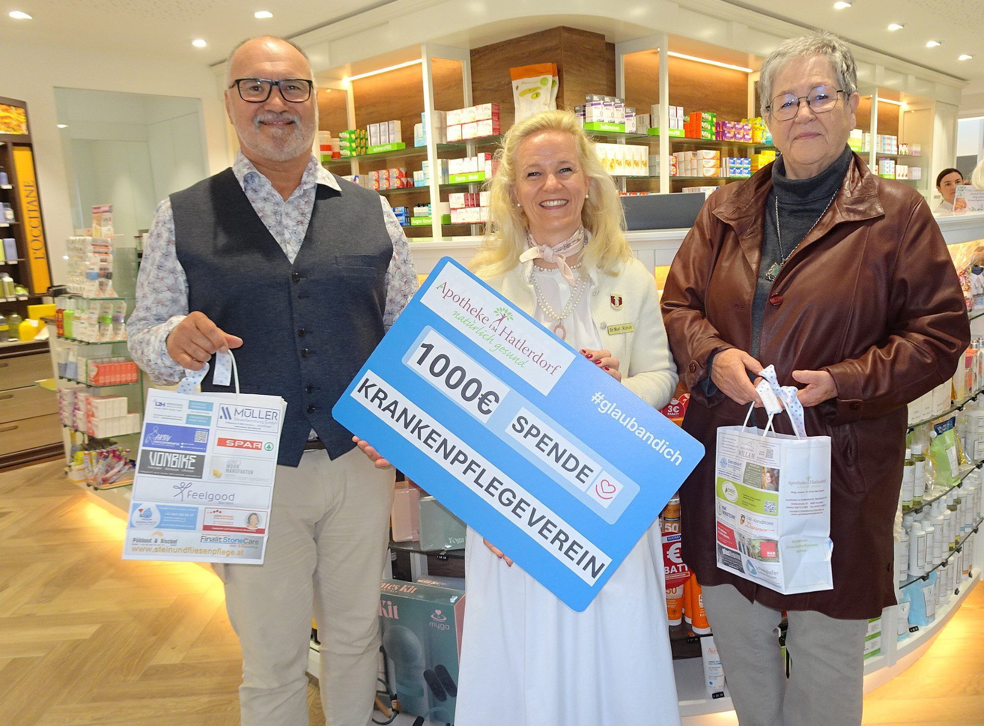 Apothekenleiterin Silvia Rief-Kirsch (Mitte), Elisabeth Ruepp und Johannes Drexel vom (KPV Dornbirn) freuten sich gemeinsam über die erfolgreiche Spendenaktion zugunsten des Krankenpflegevereins Dornbirn.