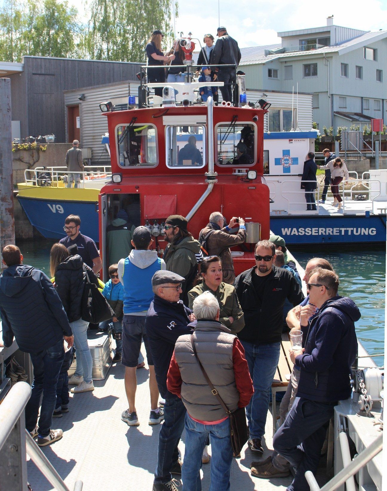 Großes Interesse für das Rahmenprogramm, wie die Präsentation des Feuerwehrboots Föhn. Auch auf dem Boot der Wasserrettung (im Hintergrund) herrschte reges Kommen und Gehen.