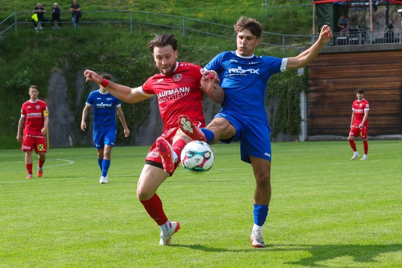 Yavuz Bal gegen Flo Domig. 