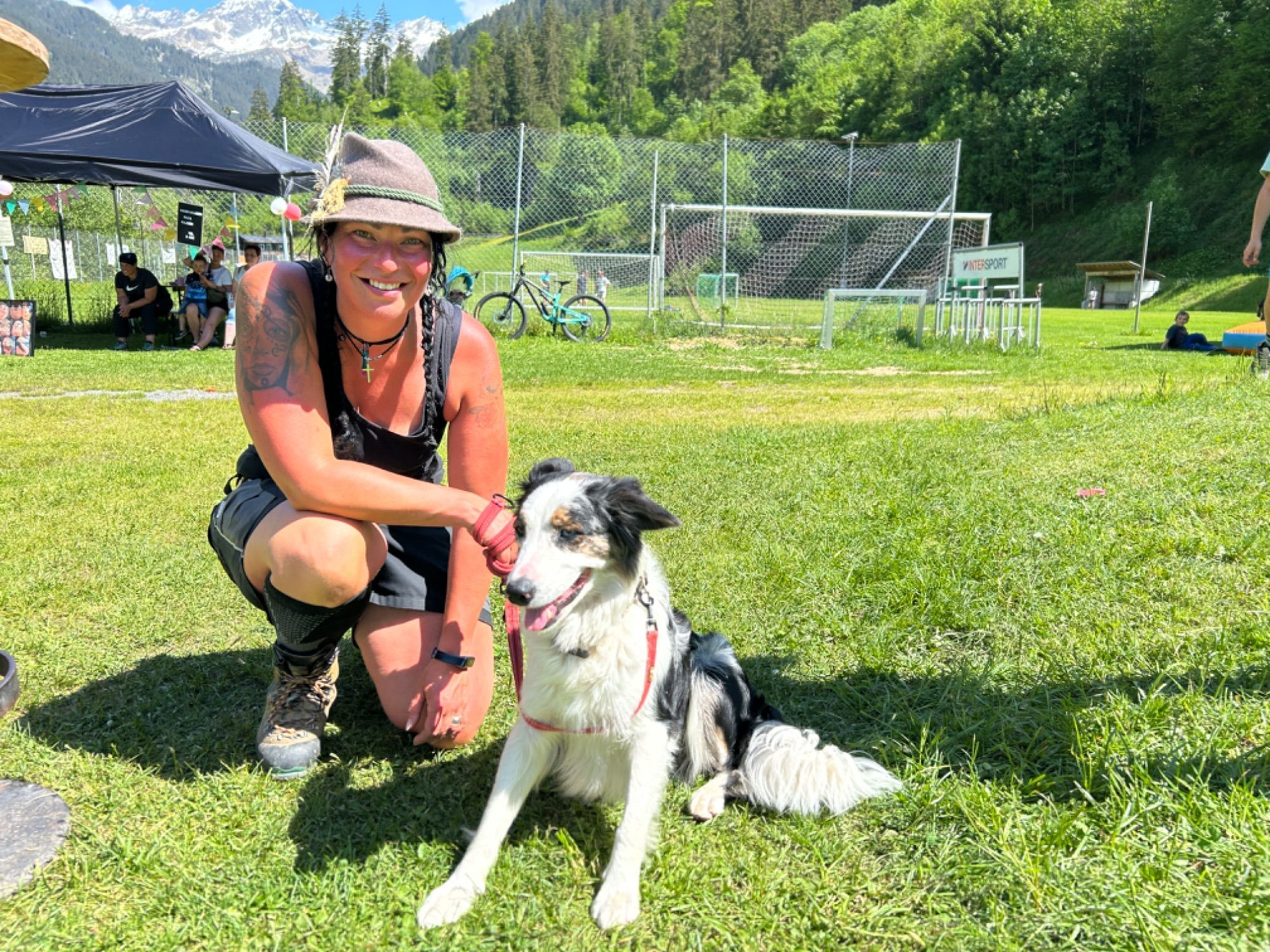 Hirtin Ramona Schöllhorn mit ihrer Zenzi feuerte die Seilzieher kräftig an.
