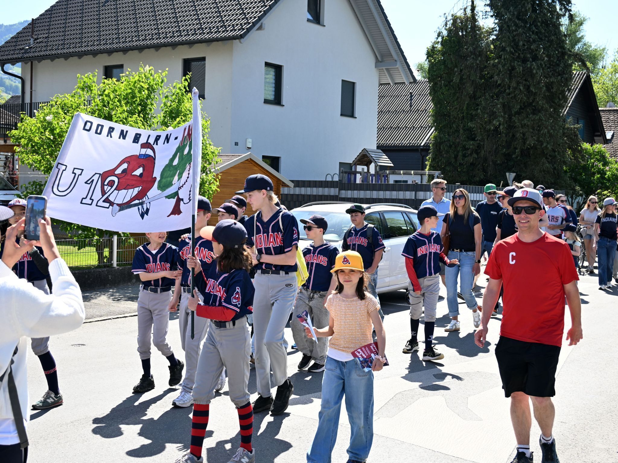 Die Parade brachte Baseballstimmung mitten ins Wohngebiet von Forach.