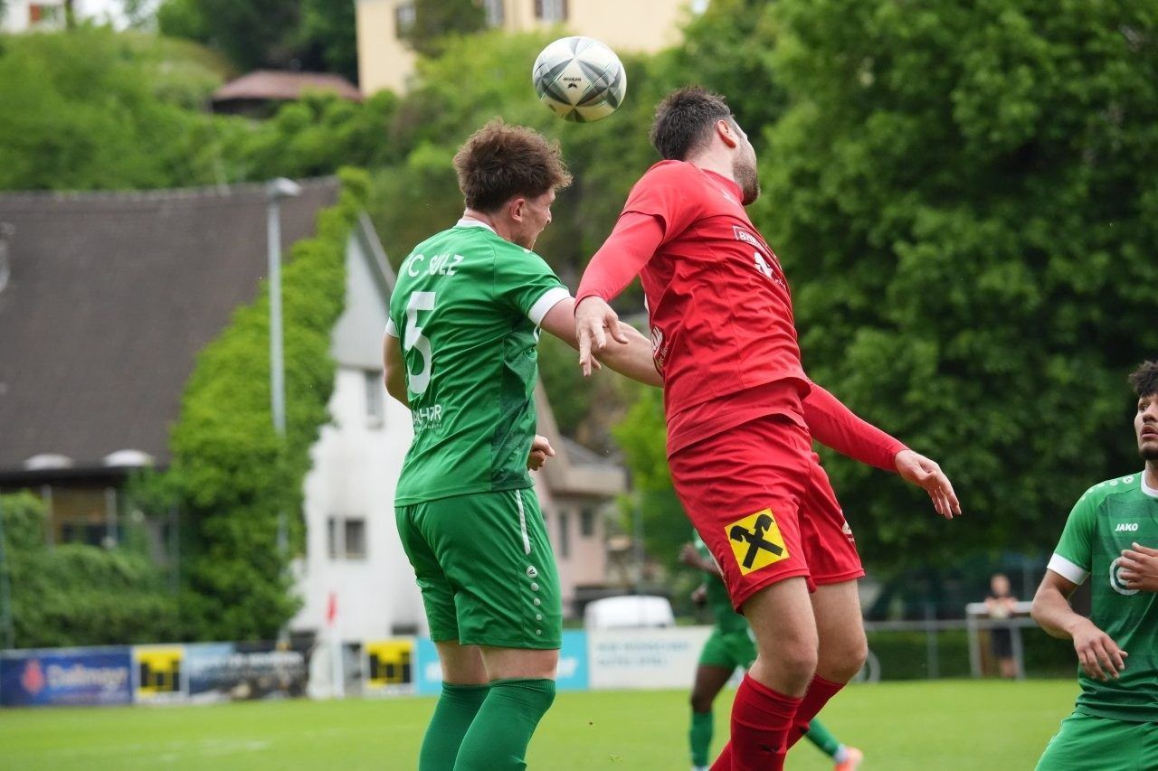 Zelzer im Luftkampf gegen Noah Herburger. 
