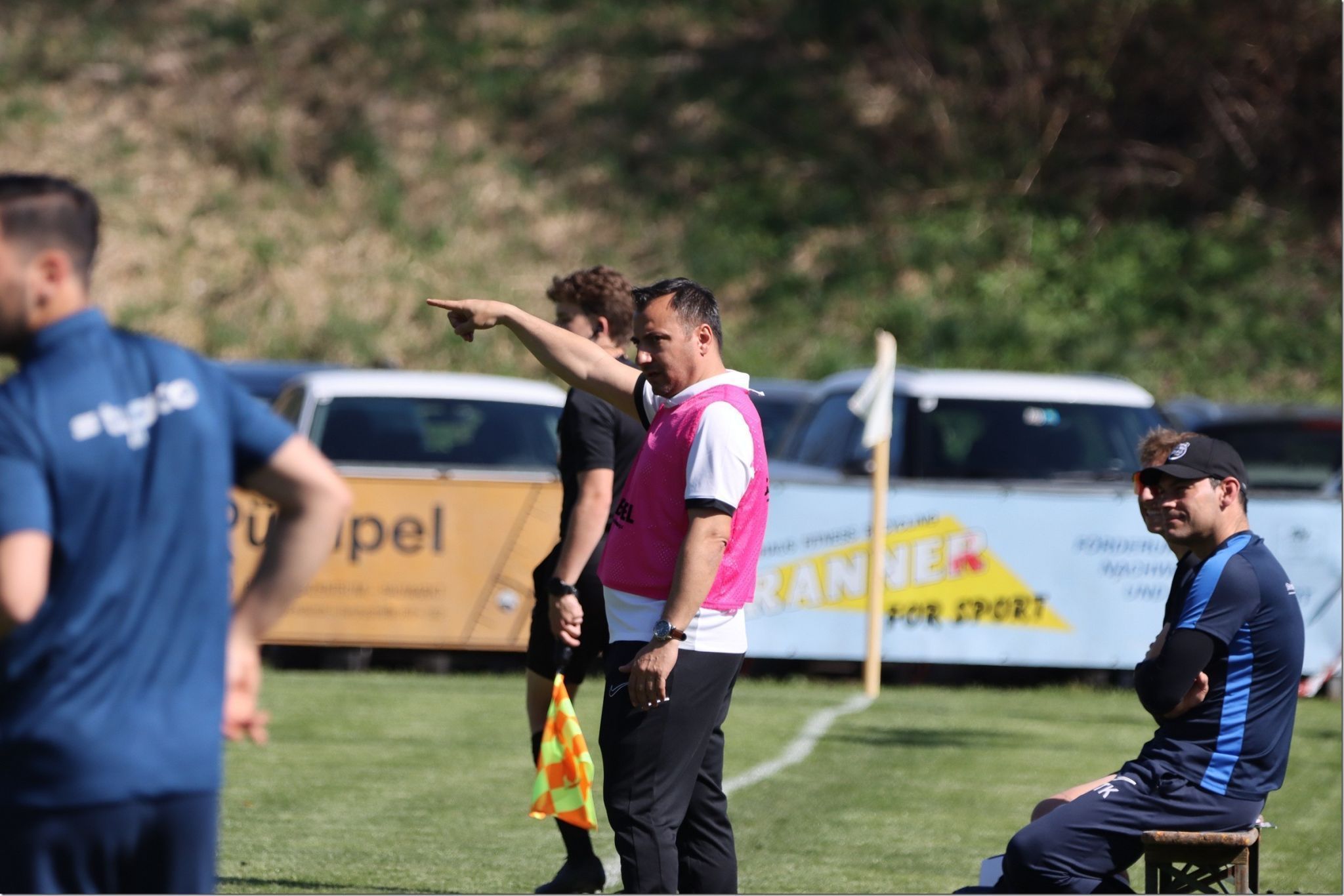 Er zeigt es vor: Göfis Trainer Müslüm Atav will die Erfolgsbilanz fortsetzen. KNOBEL