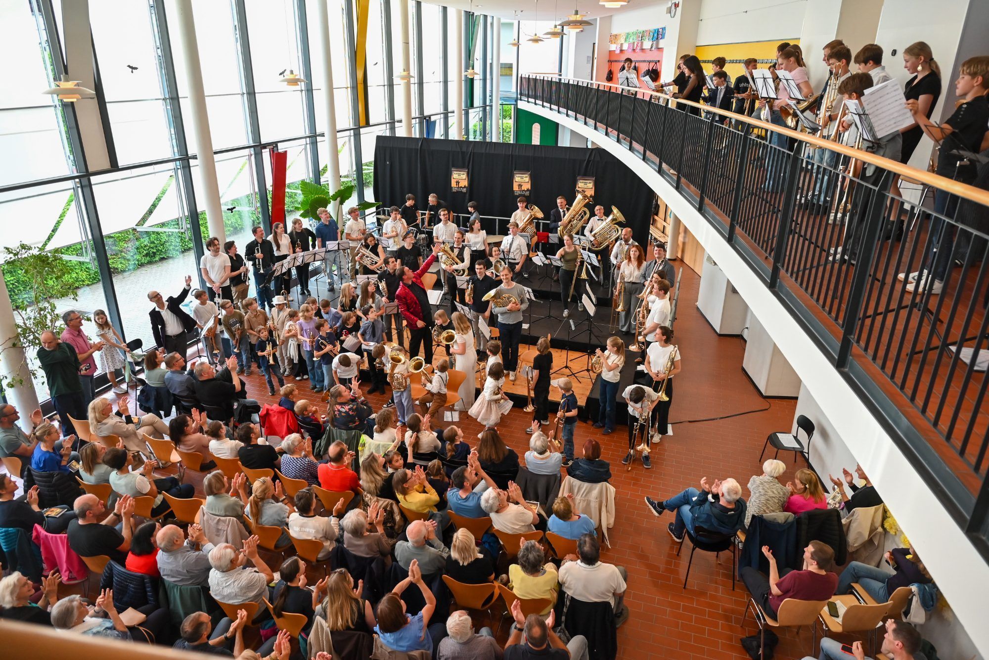 Die Aula der Mittelschule Hasenfeld war bis auf den letzten Platz gefüllt.