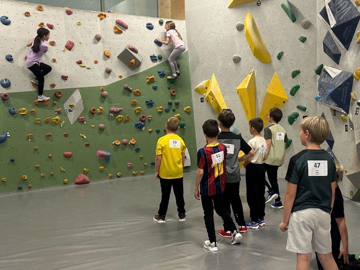 Erste Versuche an der Kletterwand mit Bravour bestanden. 