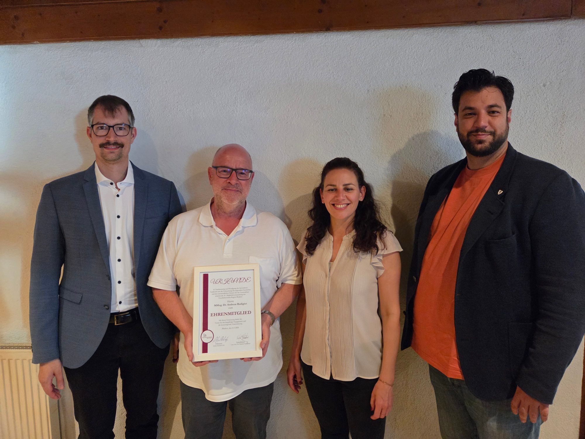 Obmann Stefan Stachniß mit dem neuen Ehrenmitglied Andreas Rudigier sowie Daniela Beck vom Kulturamt und Stadtrat Cenk Dogan (Foto OS)