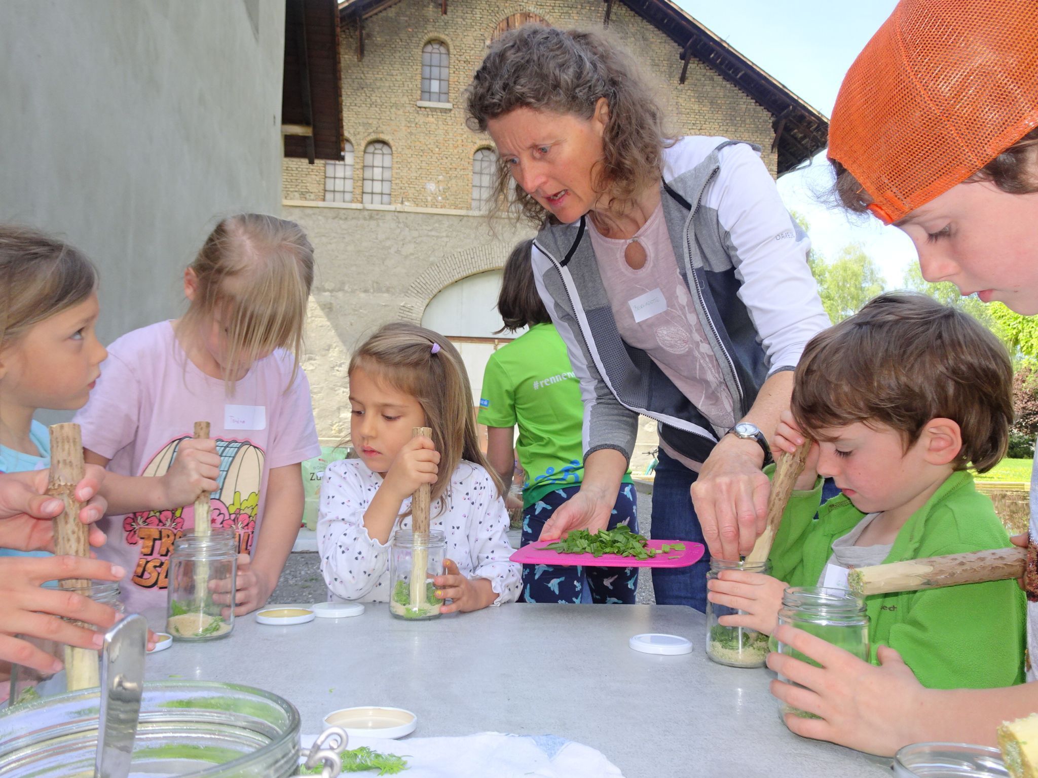 Die Herstellung natürlicher Hausmittel sorgte bei den Kindern für große Begeisterung.
