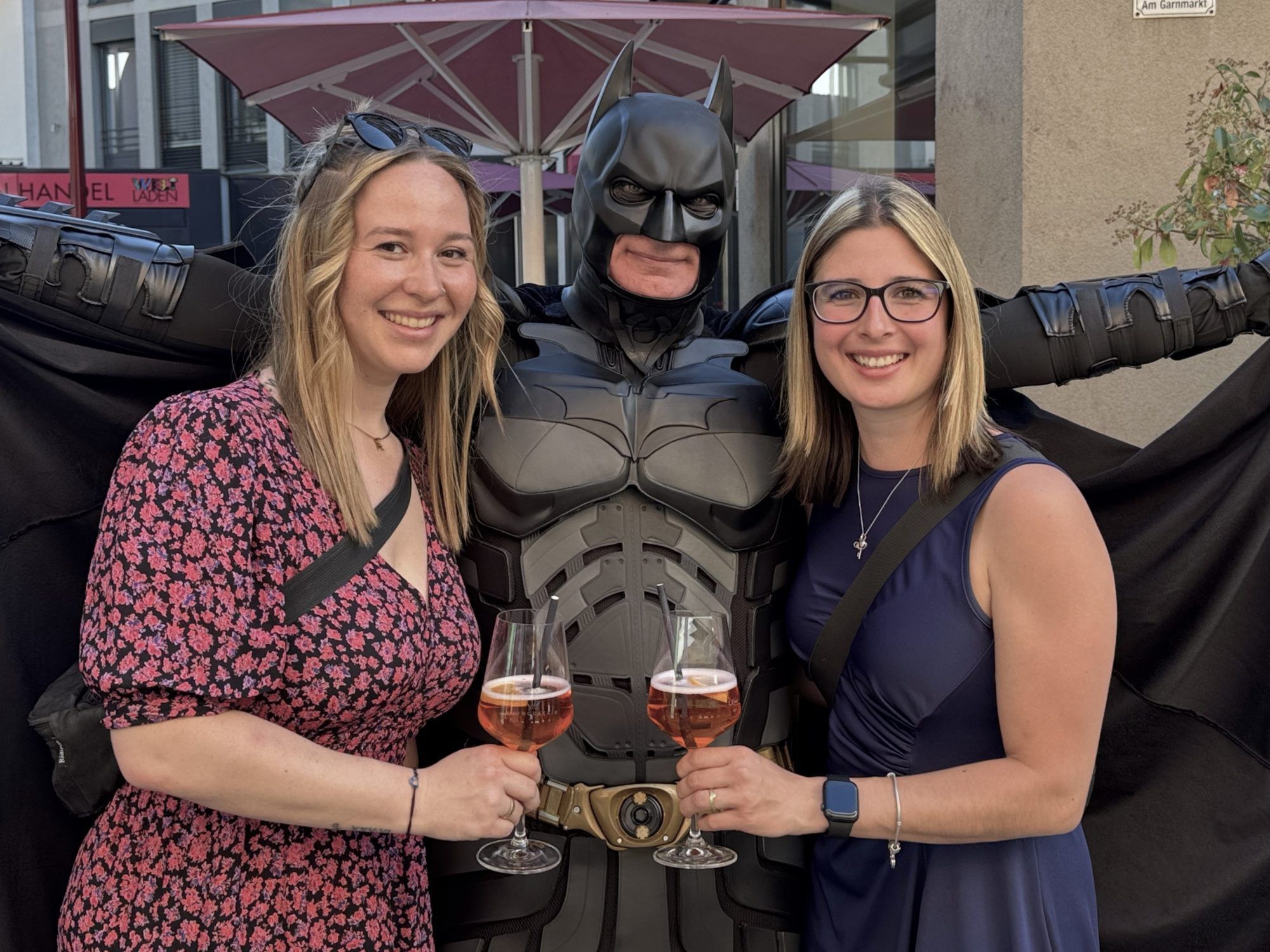 Nina und Jasmin mit Batman.