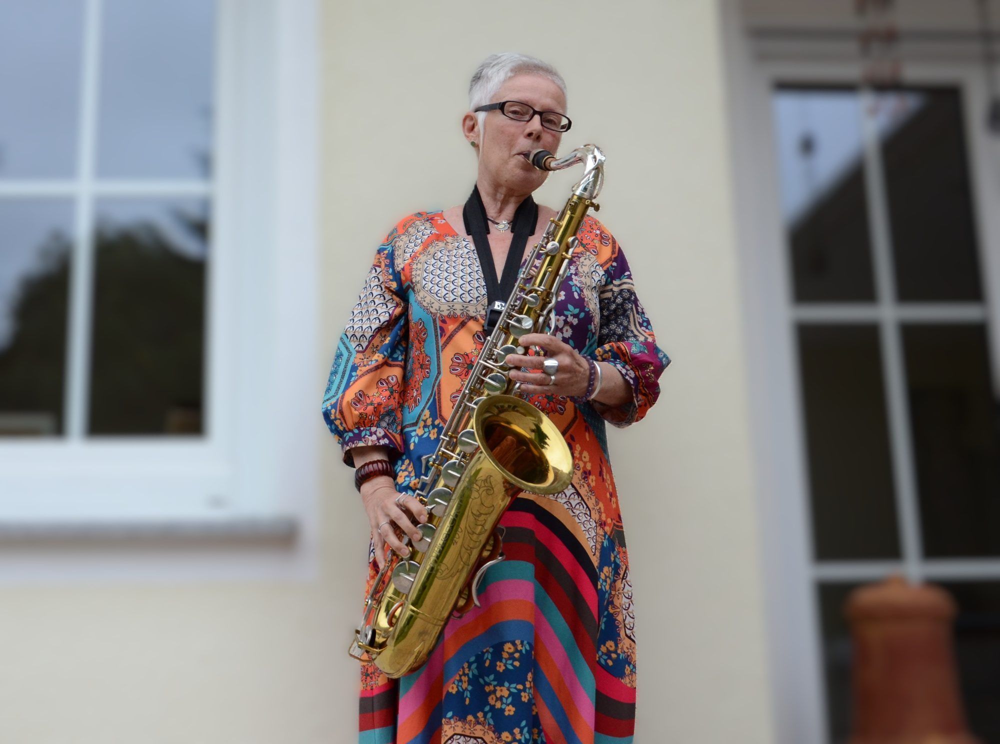 Beim Saxophonspielen – eine von ihren Freizeitaktivitäten – entwickelt Susi ihre musikalischen Fähigkeiten weiter. HRJ