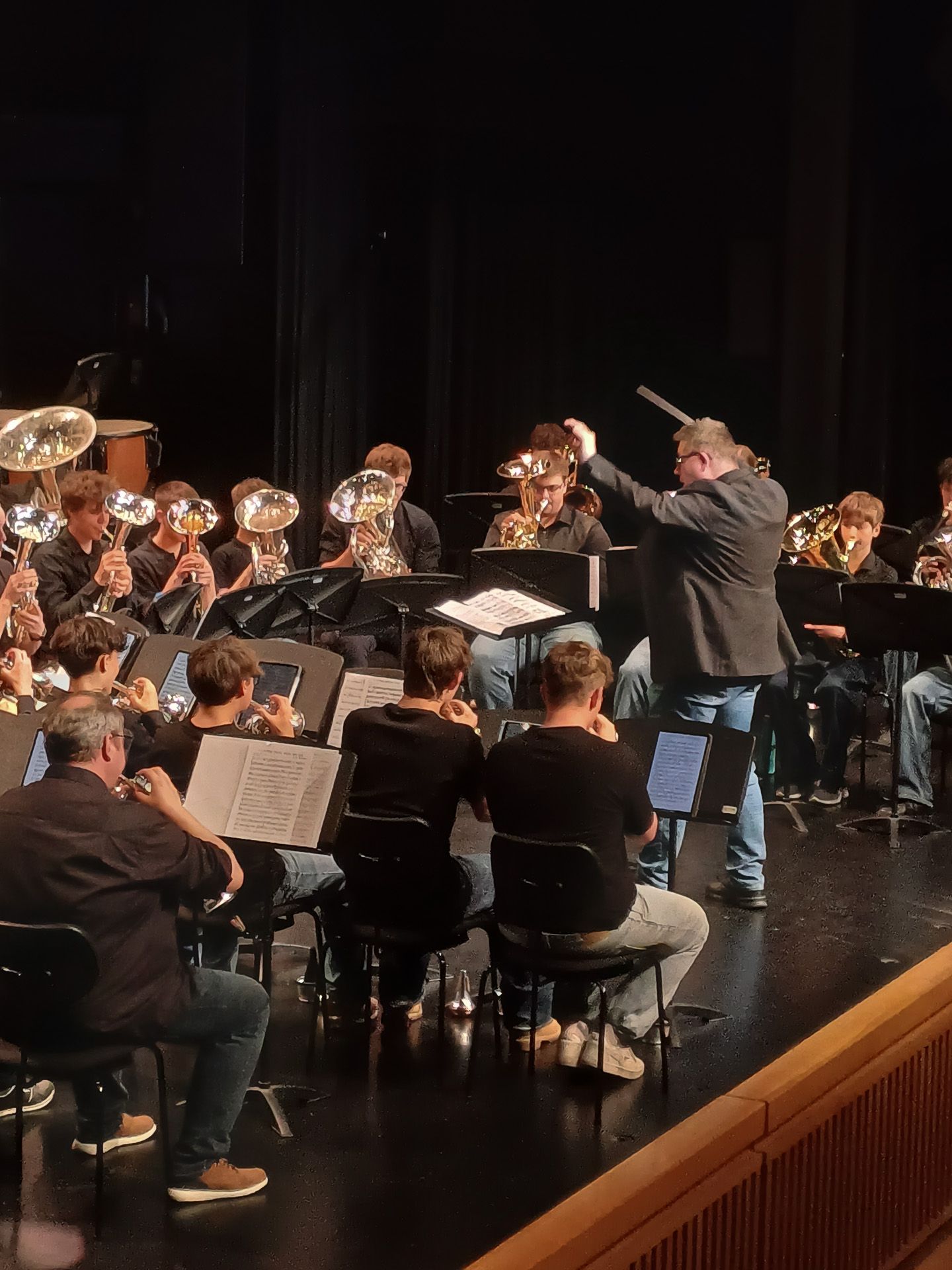 Dirigent Peter Kuhn führte mit der Brassband im zweiten Teil durch den Abend. (Rheintalische Musikschule)