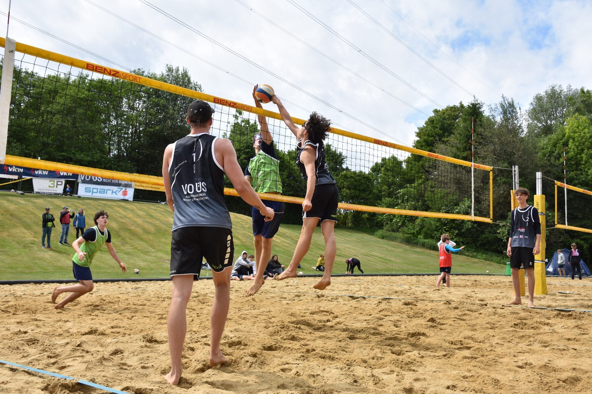 Beachvolleyballer trotzten Wind und Wetter