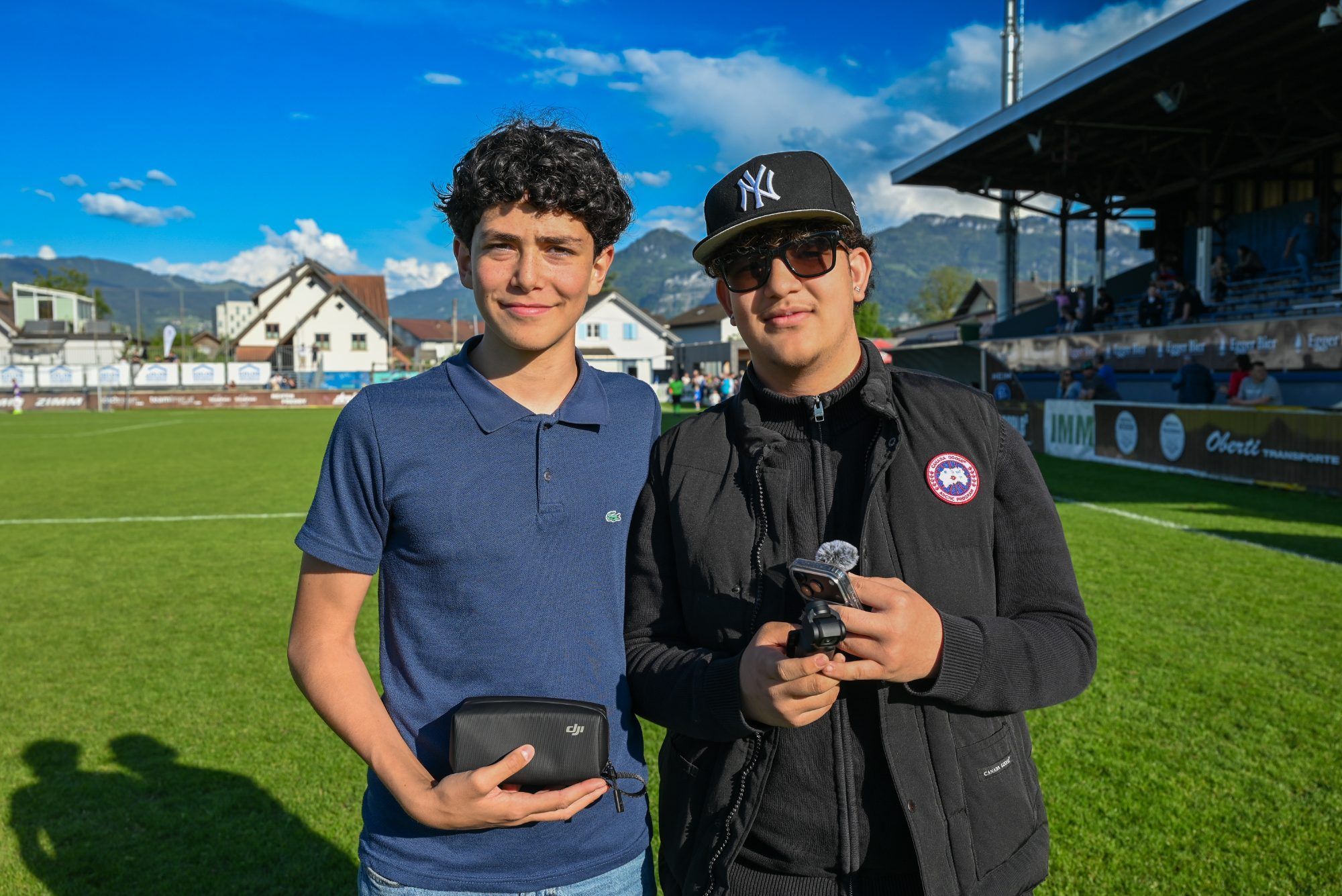 Mert und Niyazi waren als Social-Media-Reporter auf dem Spielfeld zu finden.