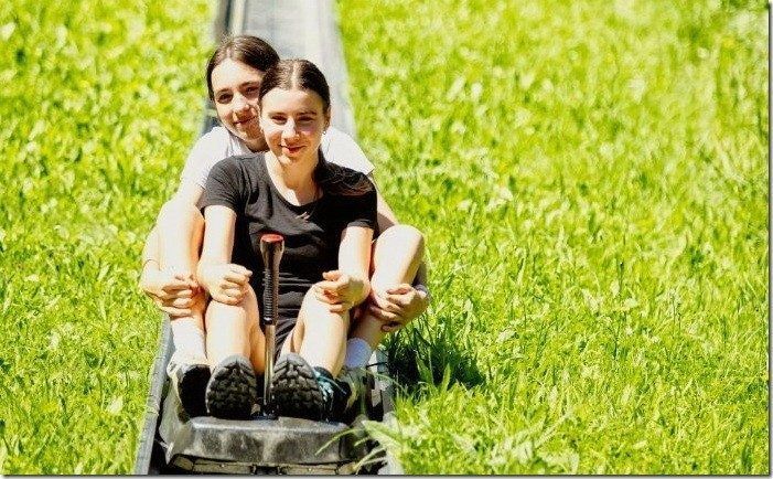 Mona und Maria freuen sich schon auf den Beginn der Sommerrodelbahn Laterns. PRIVAT
