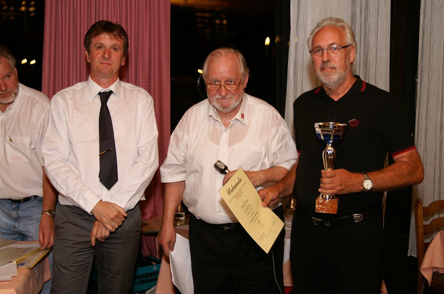 Peter Schmids (ganz re.) Briefmarken-Sammlung wurde schon international mit „Groß-Gold“ prämiert. 