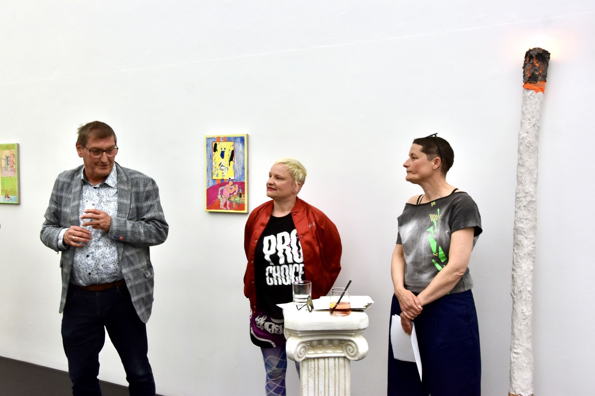 Obmann Wolfgang Maurer (hier mit Kristina Schmidt und Christine Lederer) freute sich, viele Kunstinteressierte zur Vernissage zu begrüßen.