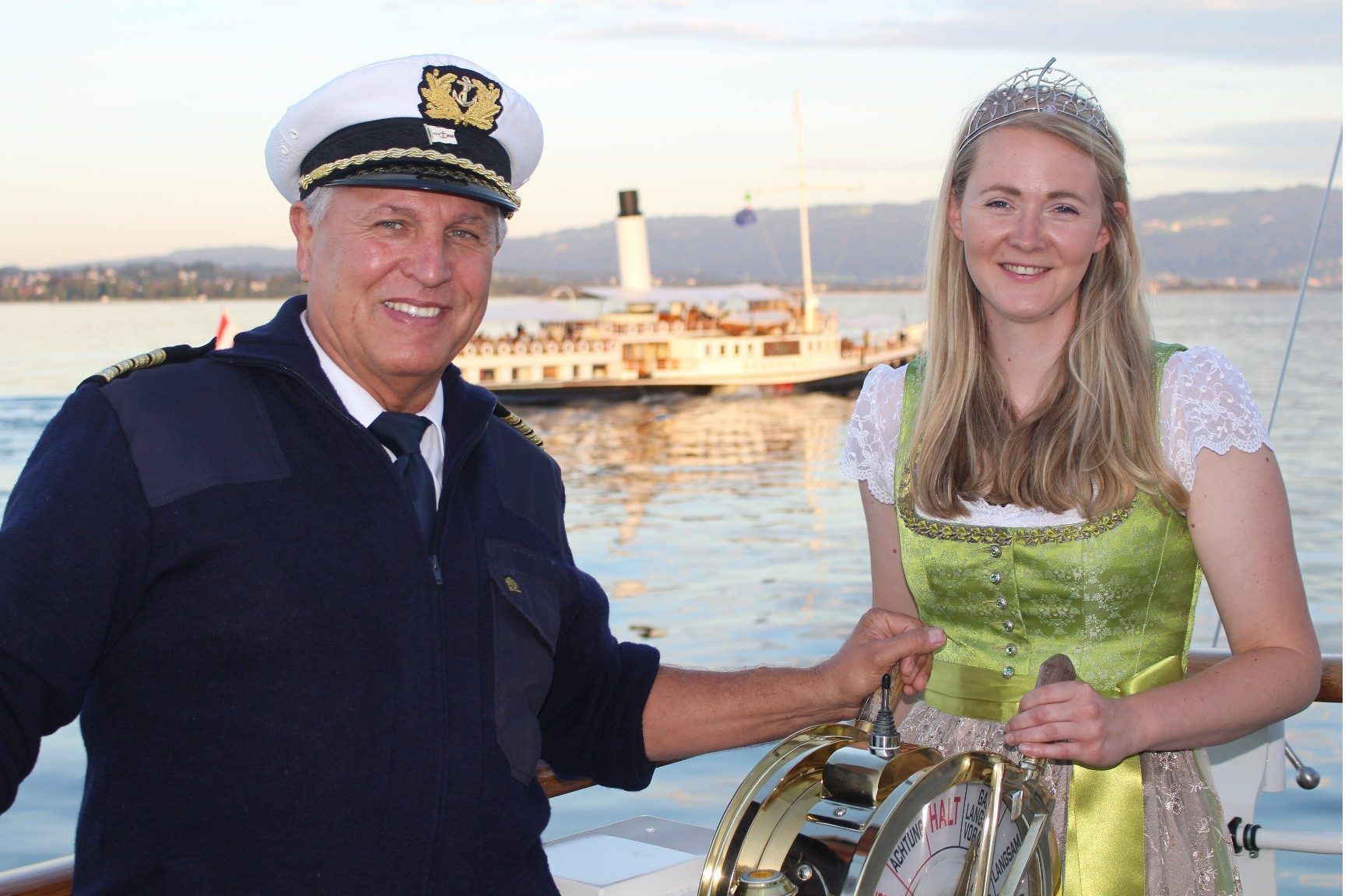 Wenn Fritz Köchle – im Bild mit Weinprinzessin Michaela Wille – Seemannsgarn spinnt und aus fast 50 Jahren seiner Kapitänszeit erzählt, spart er auch einen kleinen Wehrmutstropfen nicht aus: „Schade, dass die Weinverkostungen auf dem Schiff nicht mehr stattfinden. Bodensee, Schifffahrt und Wein gehörten für mich irgendwie zusammen . . .“