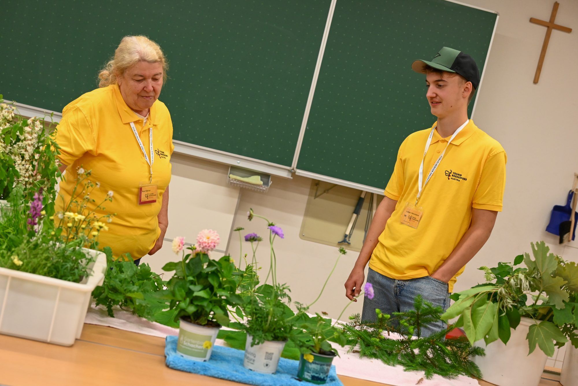 Welche Pflanzen eignen sich als gute Nahrungsquelle für die Bienen? Lukas Oberwinkler überzeugte mit seinem Pflanzenwissen.