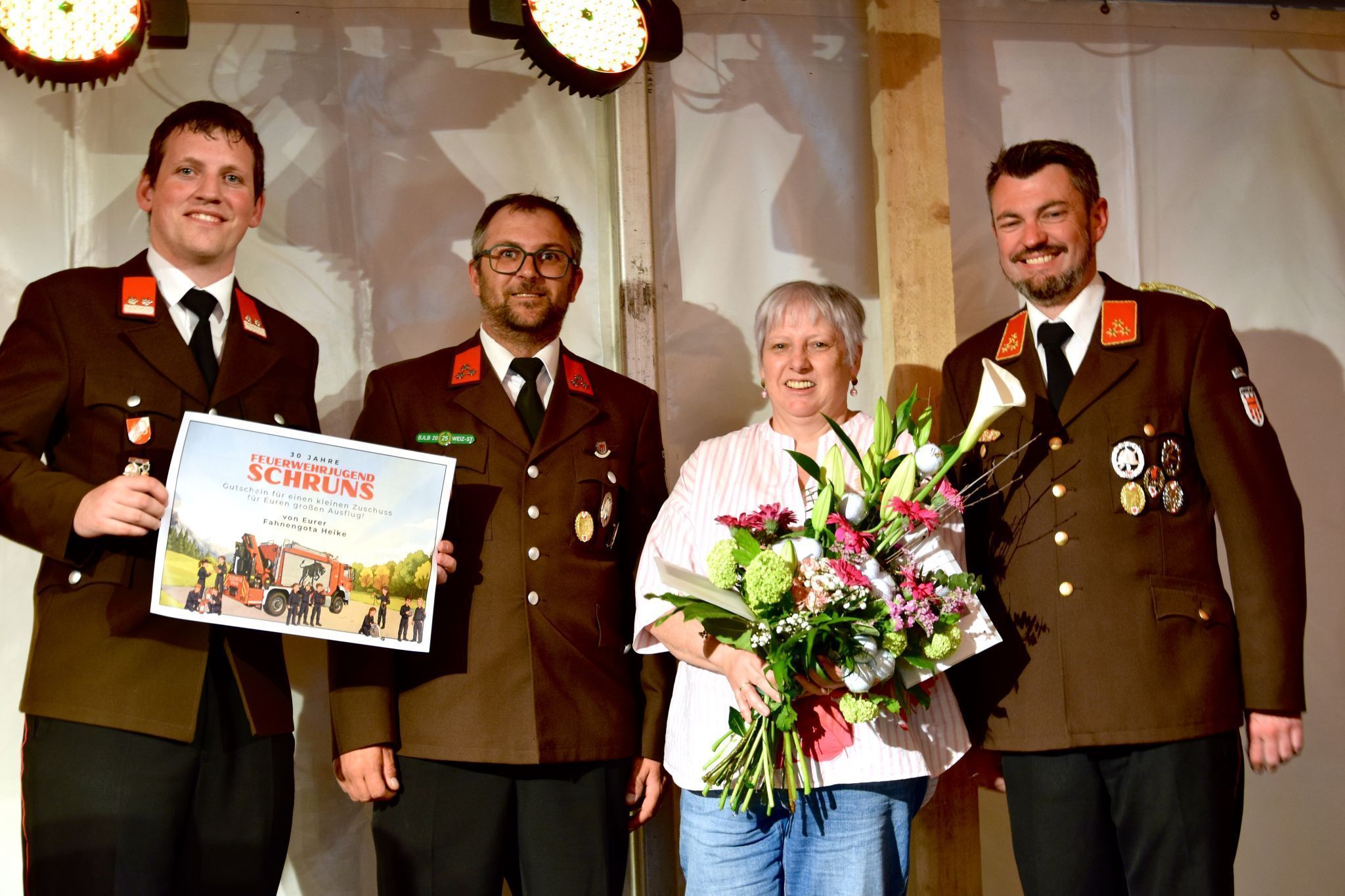 Der Jugendleiter der Feuerwehrjugend Schruns, Dominique Geiger, sein Stellvertreter Martin Saler, Feuerwehrjugend-Fahnengota Heike Ladurner-Strolz (Hotel Zimba) und der Kommandant der Ortsfeuerwehr Schruns, Martin Jenny
