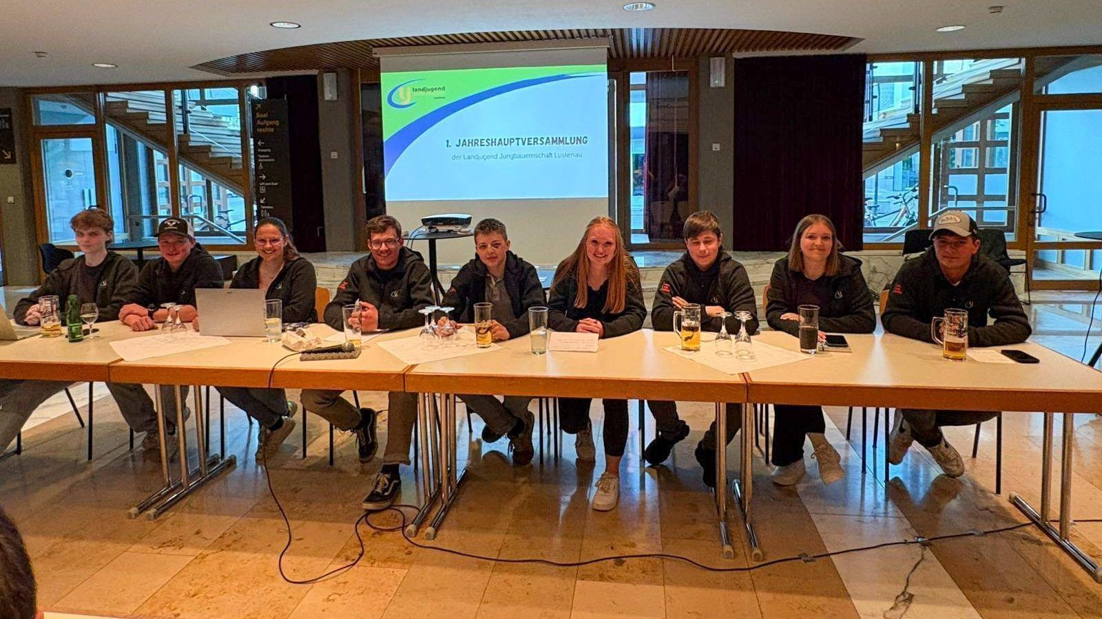 Tim Hollenstein, Andreas Alge, Felicitas Maier, Valentin Grabher, Hermann Hofer, Sandra Alge, Daniel Bösch, Franziska Grabher und Felix Hämmerle bei der ersten Jahreshauptversammlung vergangene Woche. (Landjugend Lustenau)