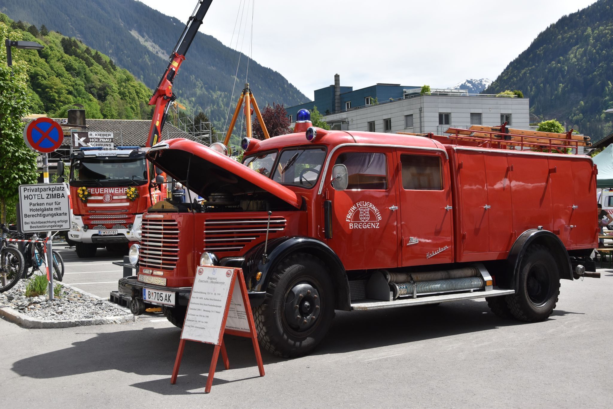 Ein altes Fahrzeug einer Bregenzer Feuerwehr in der Nähe des Schrunser Feuerwehrgerätehauses