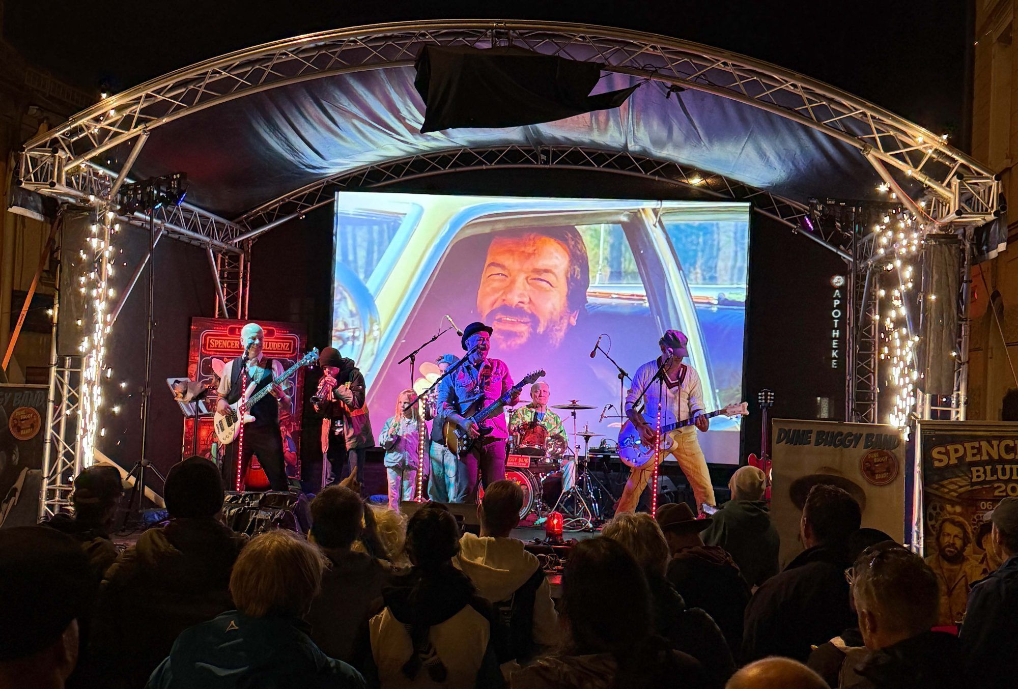 Sechs musikalische Live-Acts – darunter die berühmte Dune-Buggy-Band aus Turin – sorgten für Stimmung rund ums Kino.