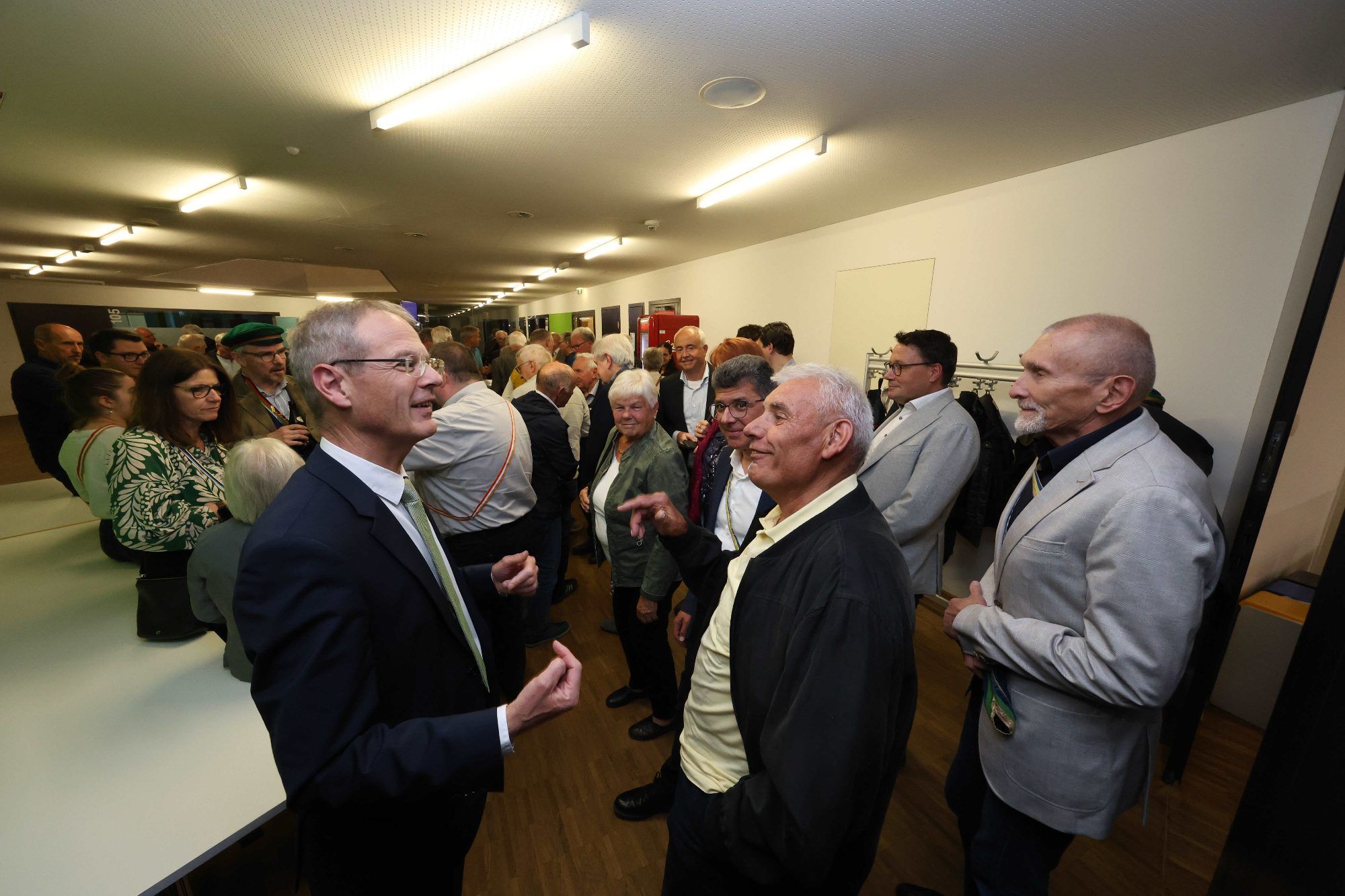 Dre Referent im Gespräch mit Teilnehmern.