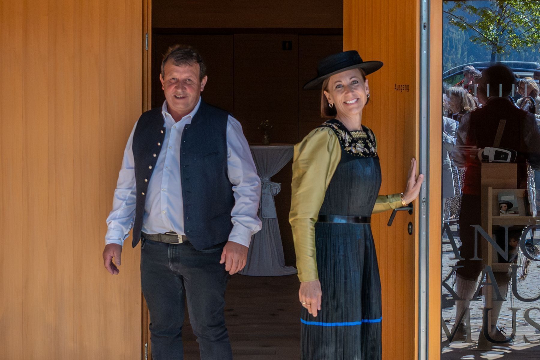 Bürgermeister Seftone Schmid und Museumsleiterin Marina Stiehle öffneten die Türen zur Ausstellung