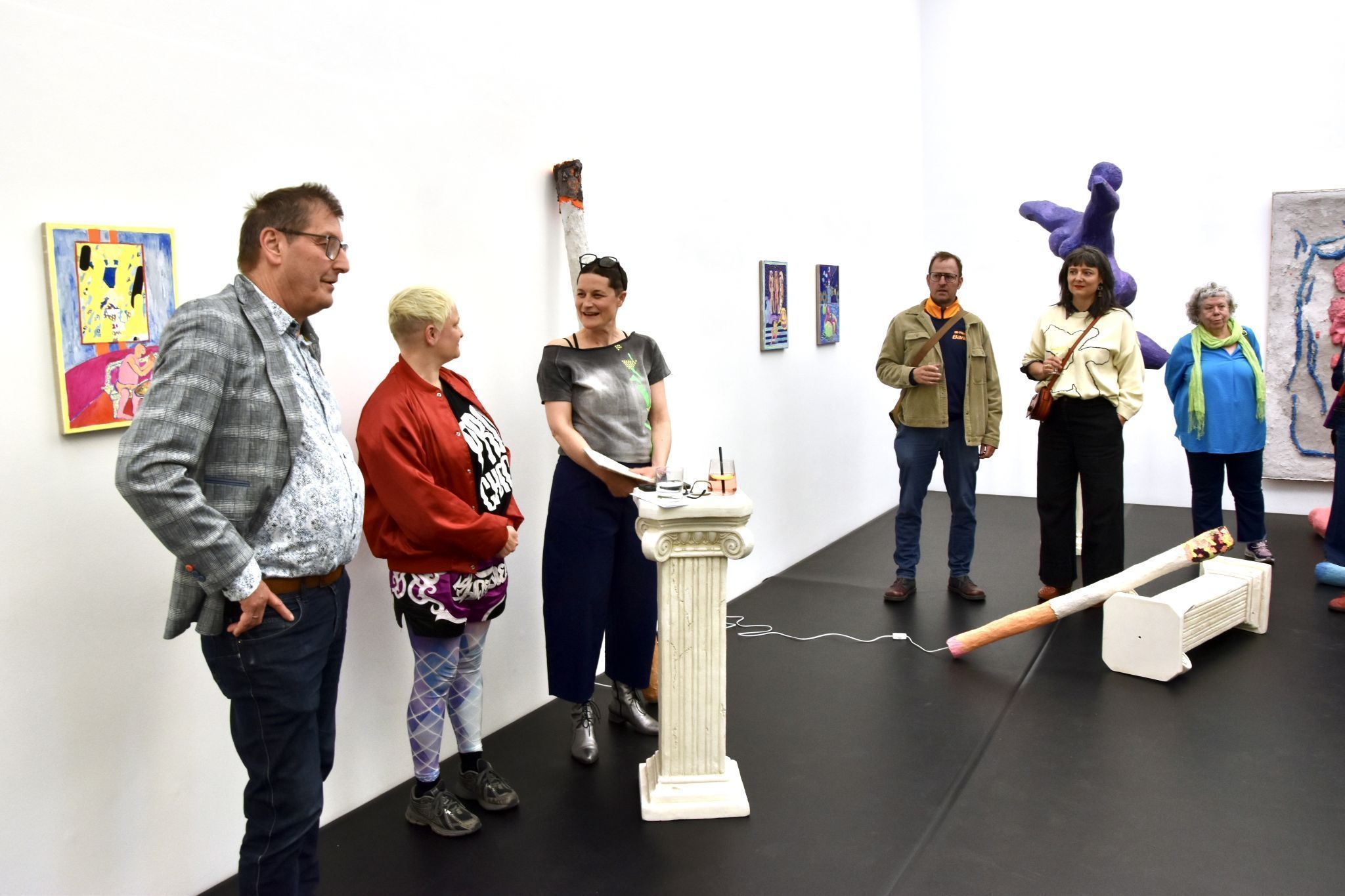 Vernissage im Kunstraum Remise: allerArt Bludenz-Obmann Wolfgang Maurer (l.), dahinter Kristina Schmidt und Christine Lederer.