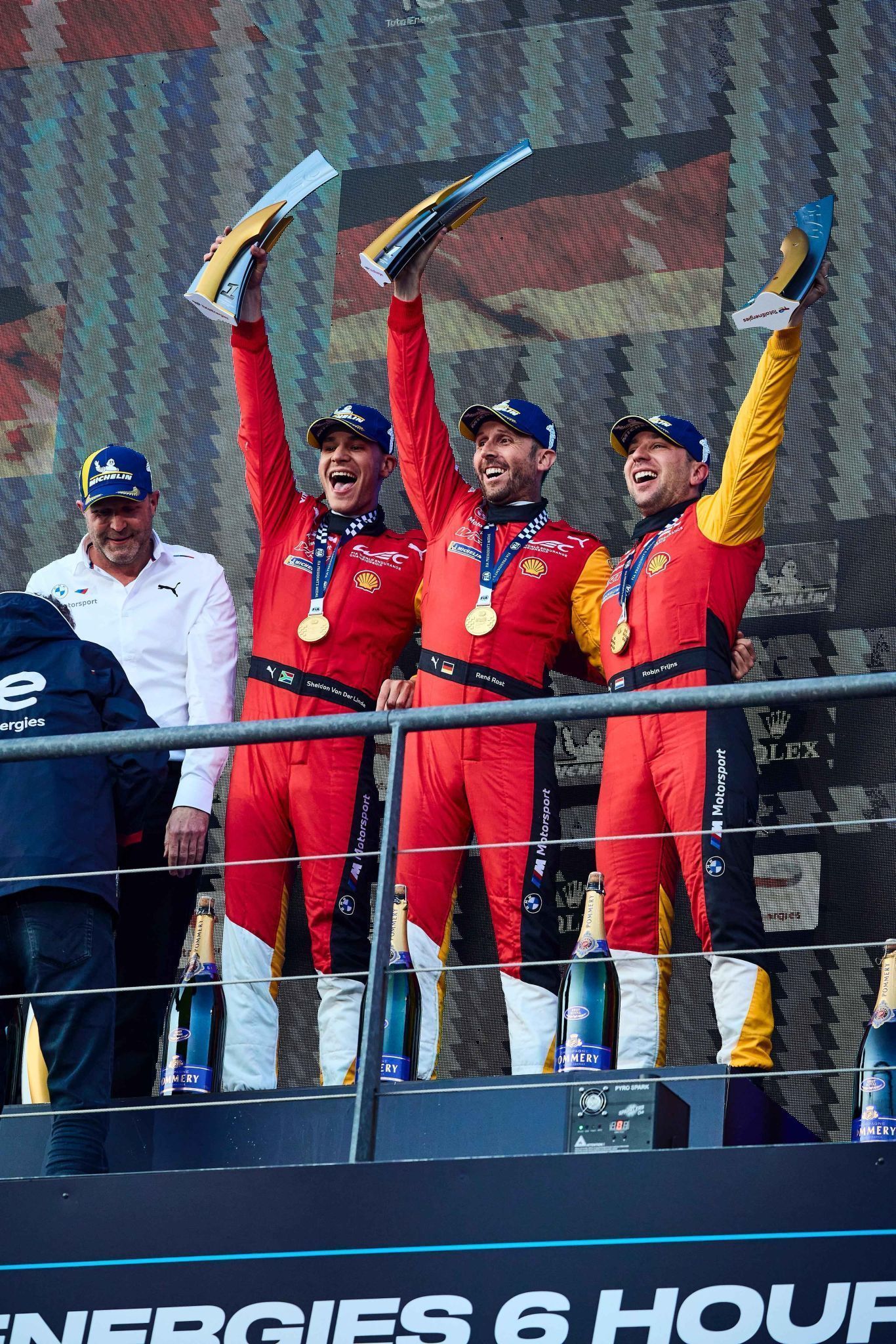 Jubel auf dem Podium: Sieger van der Linde, Rast, Frijns (v.l). Bilder: BMW (2); Erste Traininsgsbestzeit fürt Peugeot im 28. WEC-Rennen dank Malthe Jakobsen (Mitte). (Peugeot Sport) (Bildergalerie)