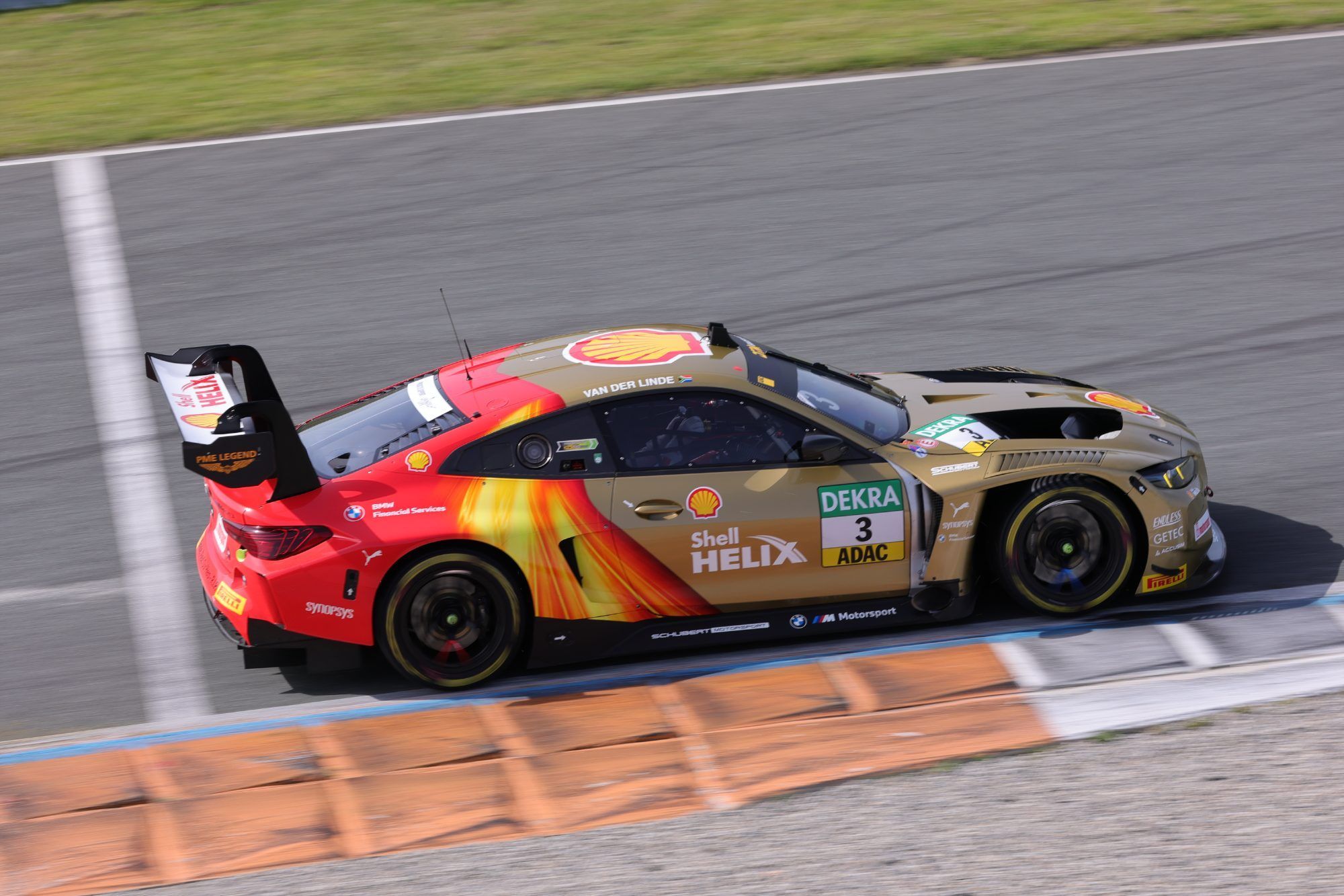 Kelvin van der Linde mit dem Siegreichen BMW M4 GT3 Evo