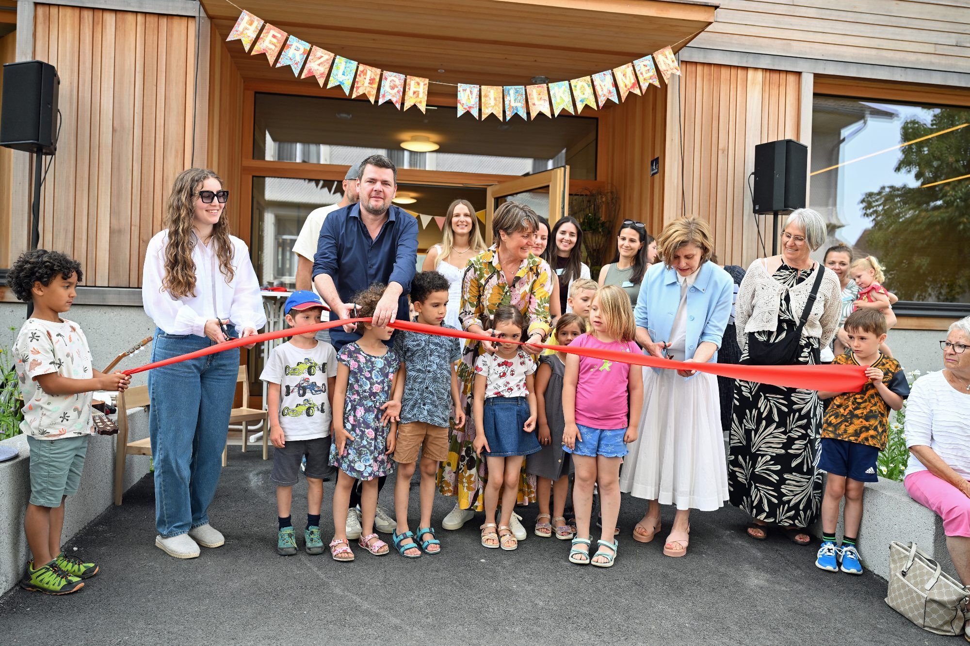Mit dem traditionellen Banddurchschnitt wurde das neue Kinderhaus offiziell seiner Bestimmung übergeben.