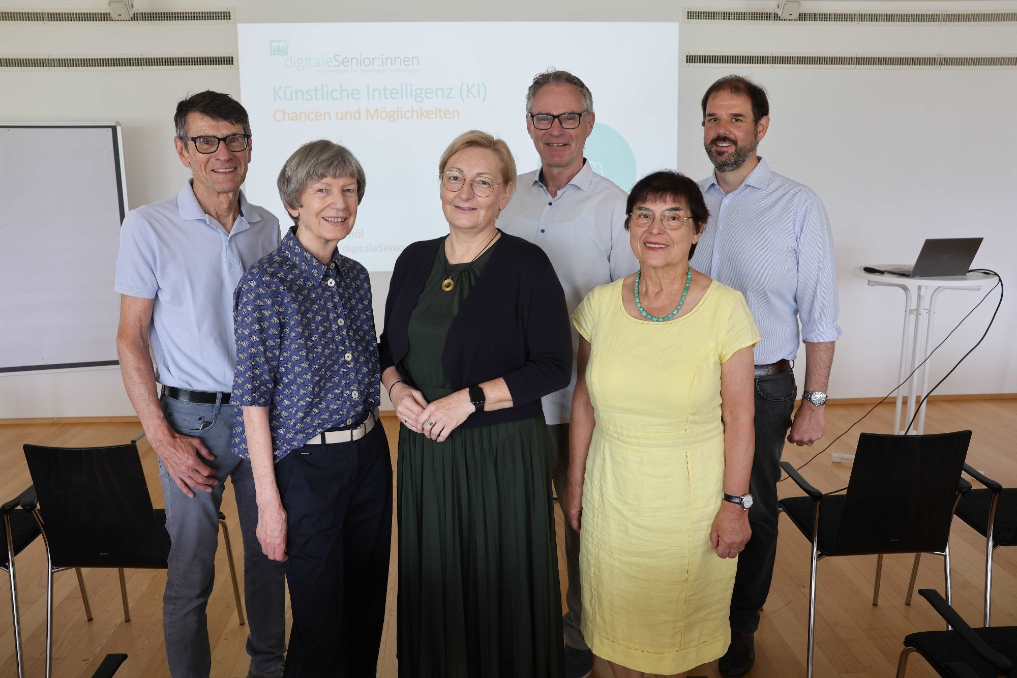 Referentin Edith Simöl (3.v.li) mit Peter Kopf, Monika Lindermayr, Helmut Giesinger und Edith Lutz vom Verein