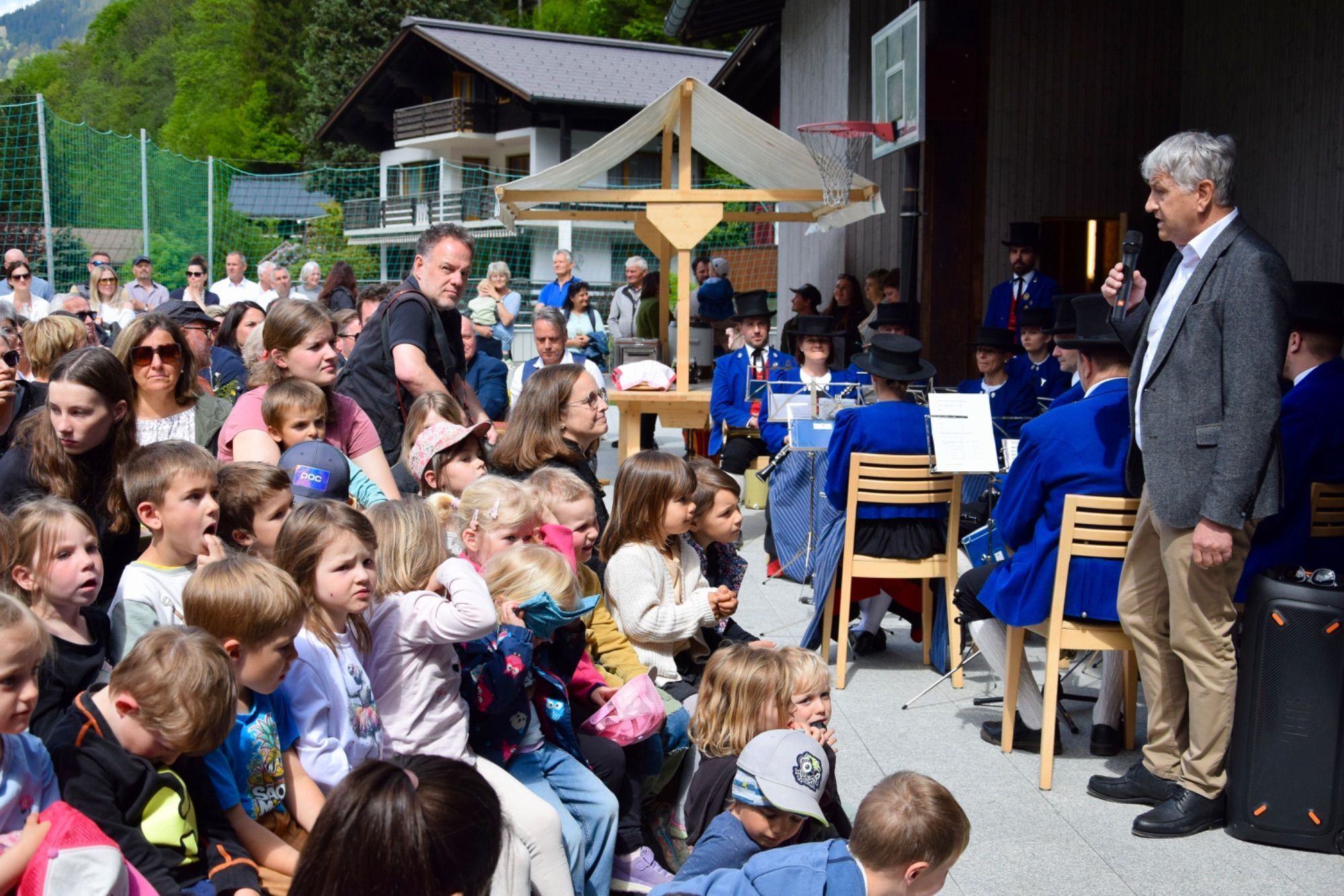 Eröffnungsfeier und Segnung der renovierten Volksschule Silbertal. Architekt Christian Vonier am Mikrophon.