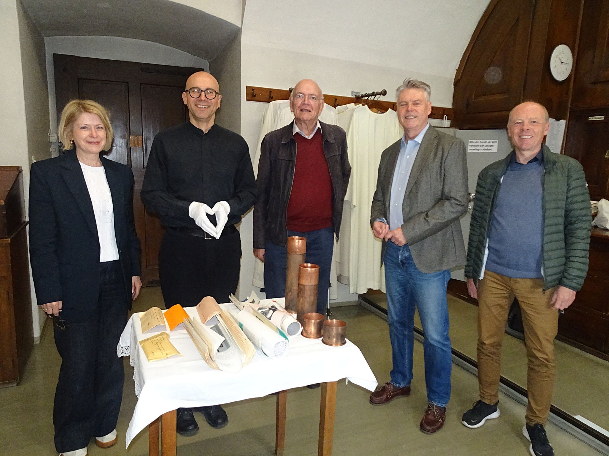 Heidi Achammer, die Pfarrer Dominik Toplek und Josef Schwab sowie Werner Matt und Harald Rhomberg vom Stadtarchiv mit dem historischen Schatz. 