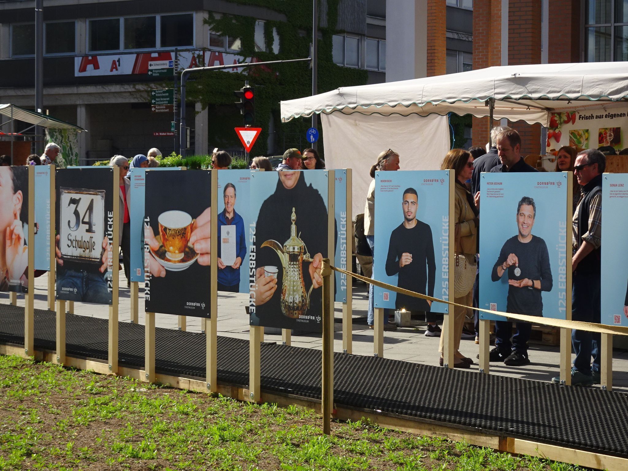 Die Ausstellung verbindet persönliche Erinnerungsstücke mit der Geschichte der Stadt Dornbirn.