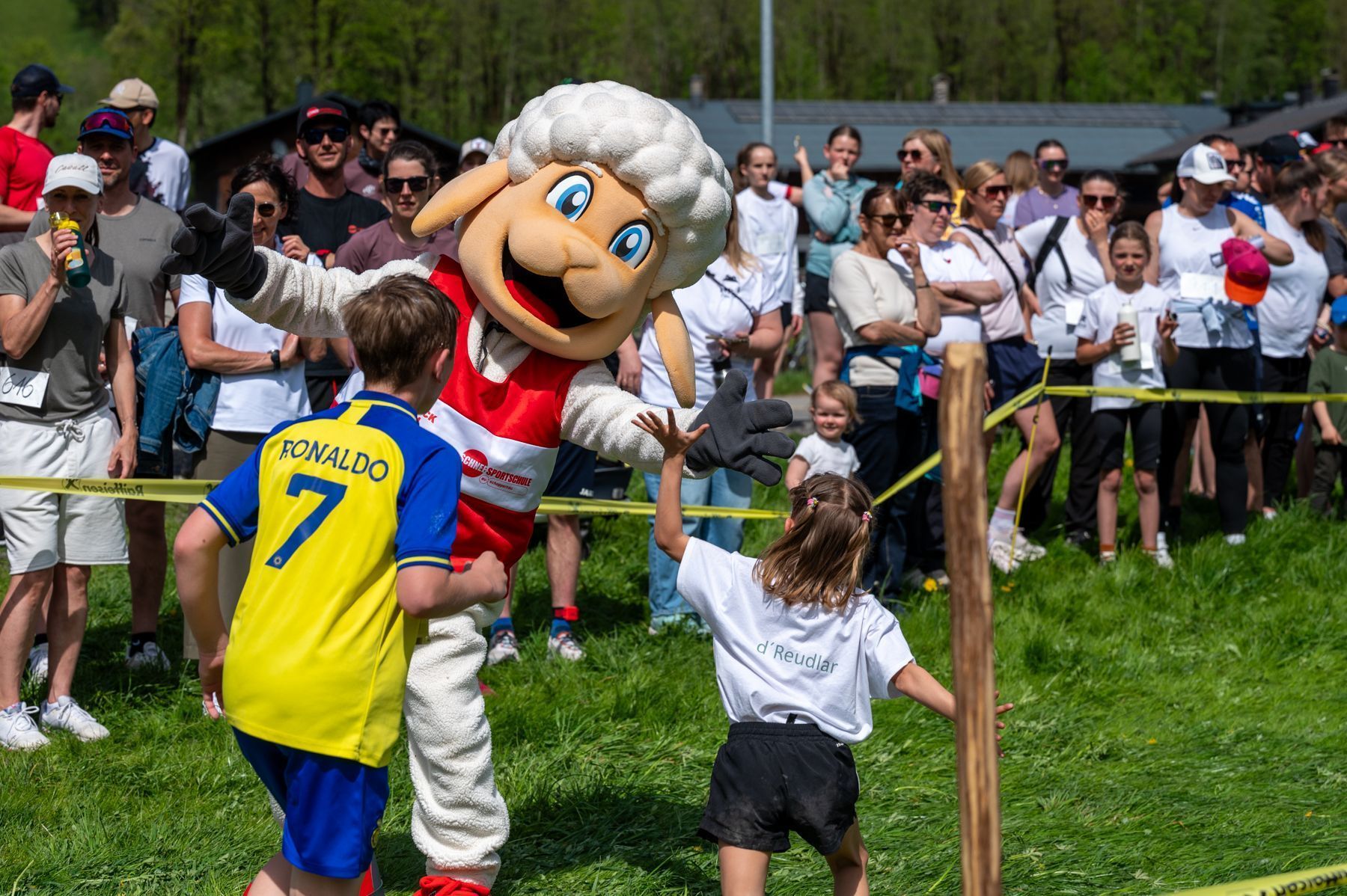 Das Maskottchen der Skischule Au/Schoppernau feuerte die Kinder an