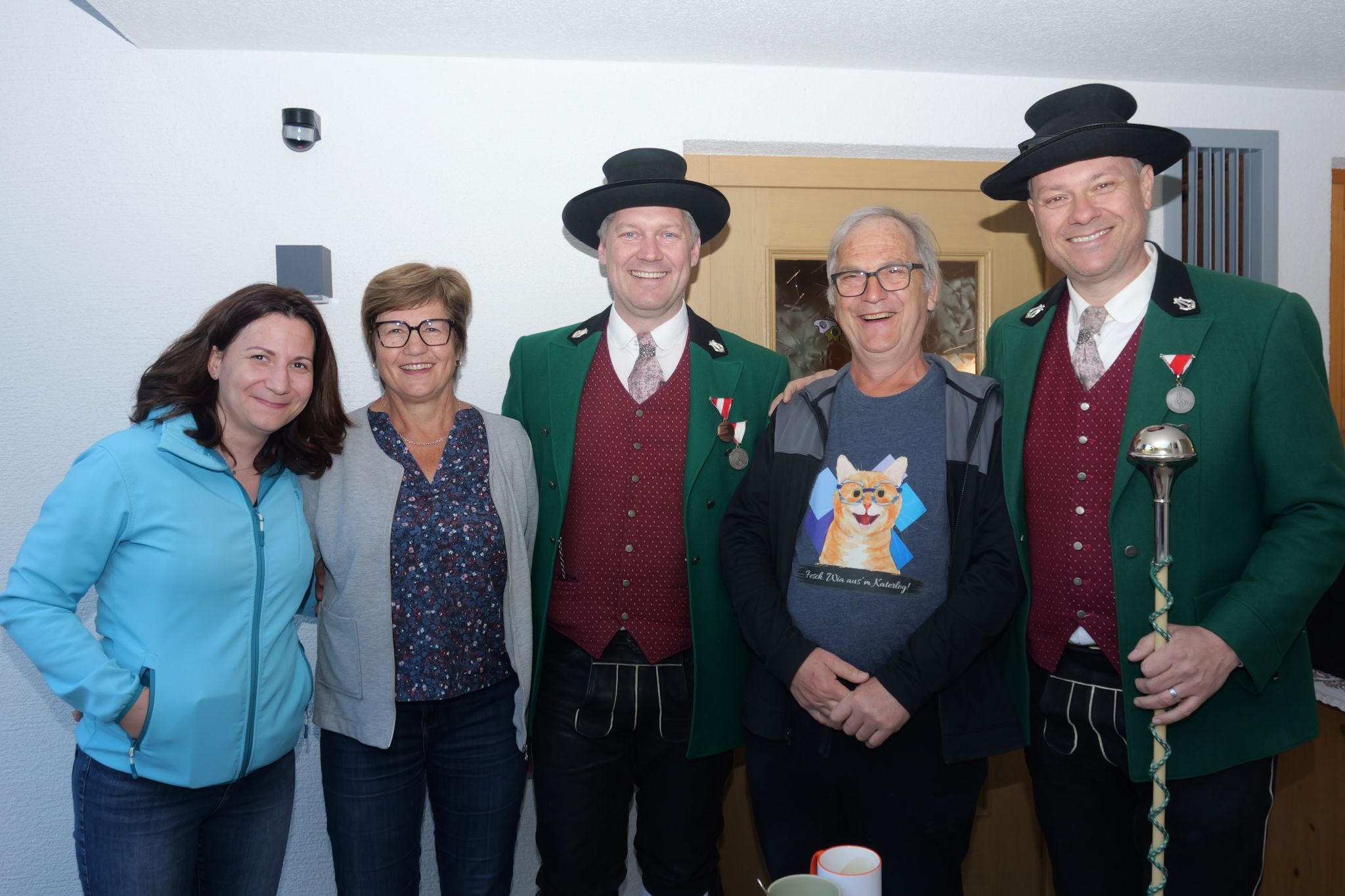 Obmann Johannes Decker und Stabführer Jürgen Blacha bei Familie Gabriel.