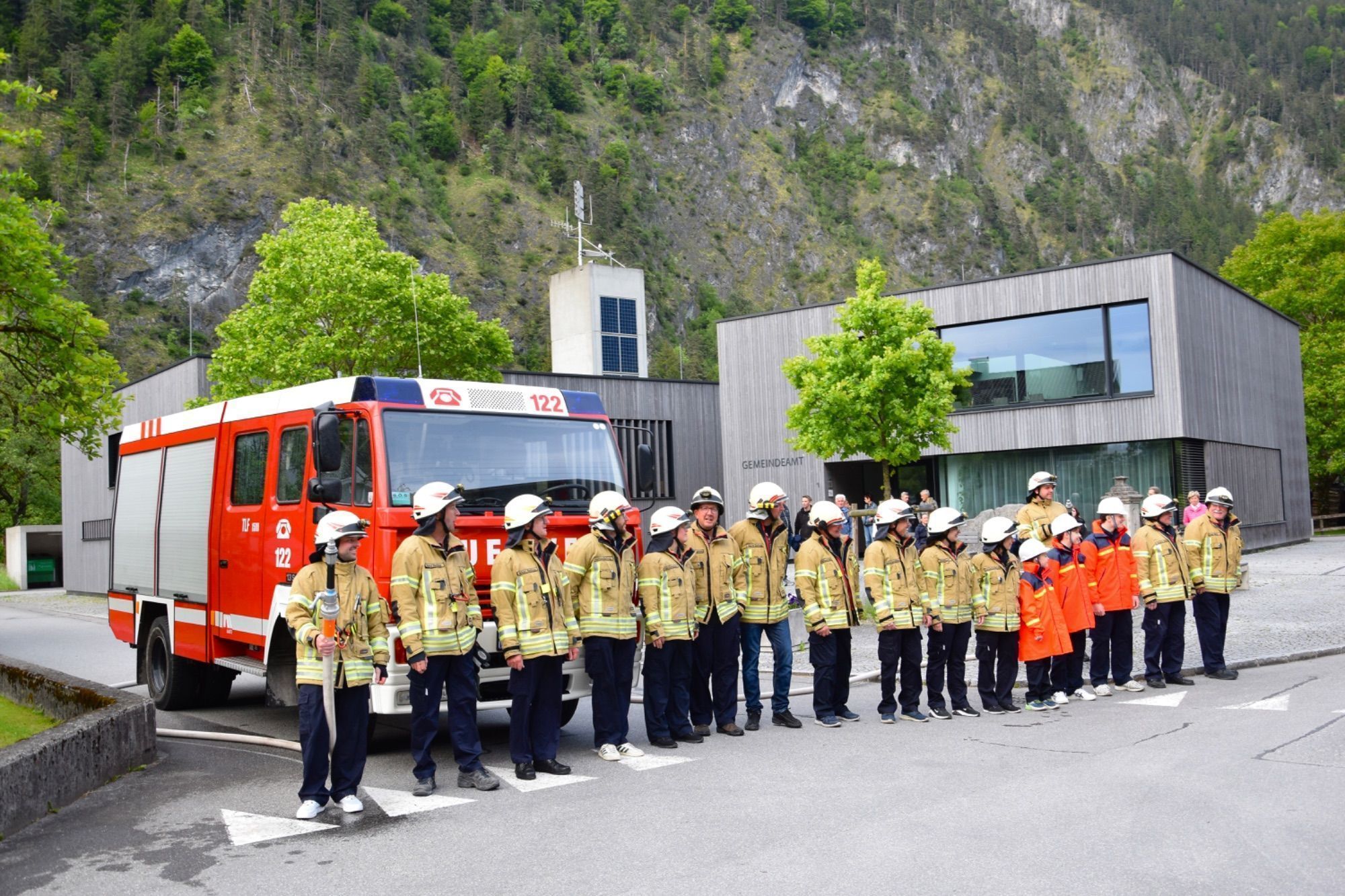 Das neue Fahrzeug wurde beim Gerätehaus erwartet.